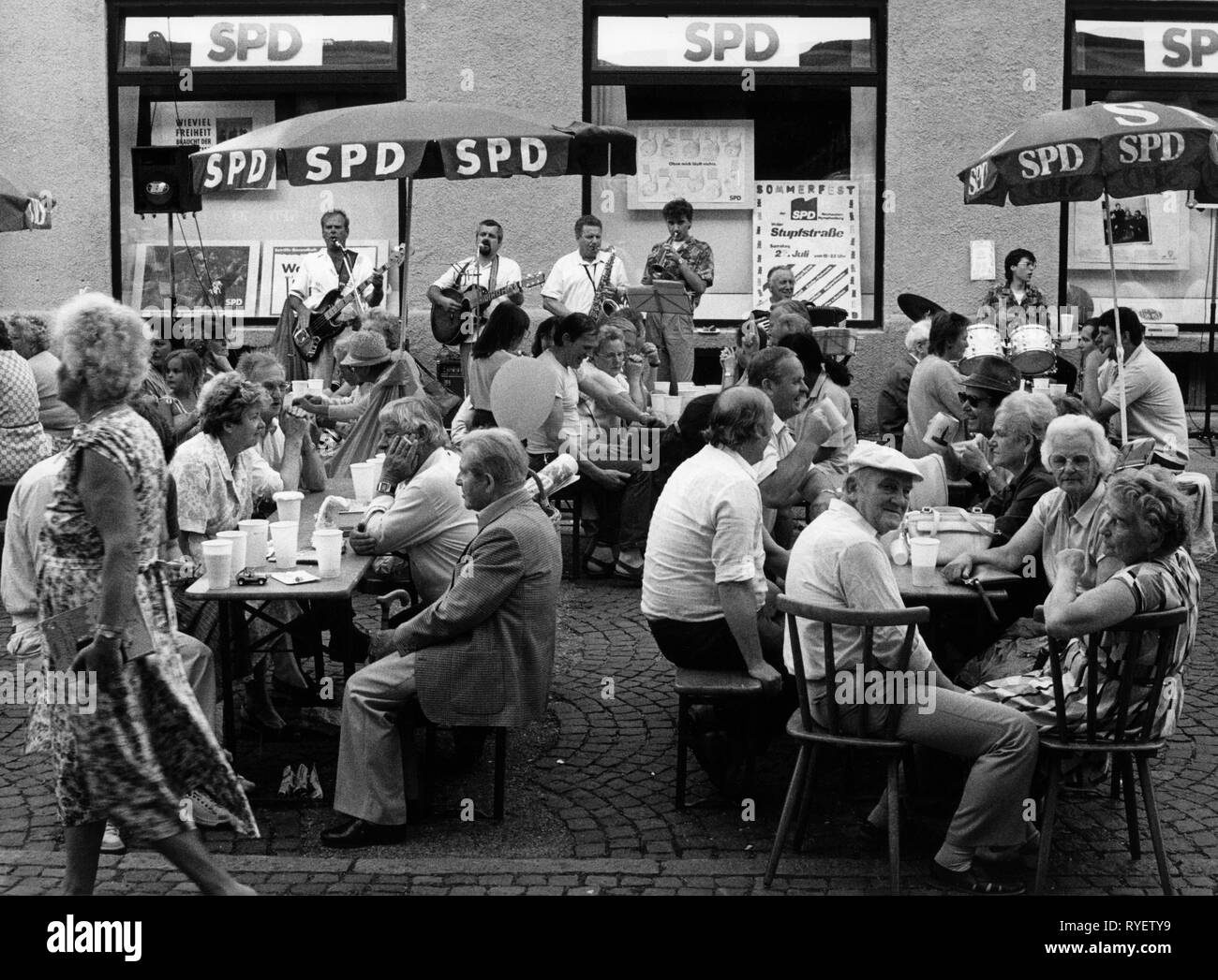 Politik, Parteien Sozialdemokratische Partei Deutschlands (SPD), Straßenfest in München - Neuhausen, Stupfstrasse, Juli 1989, Additional-Rights - Clearance-Info - Not-Available Stockfoto