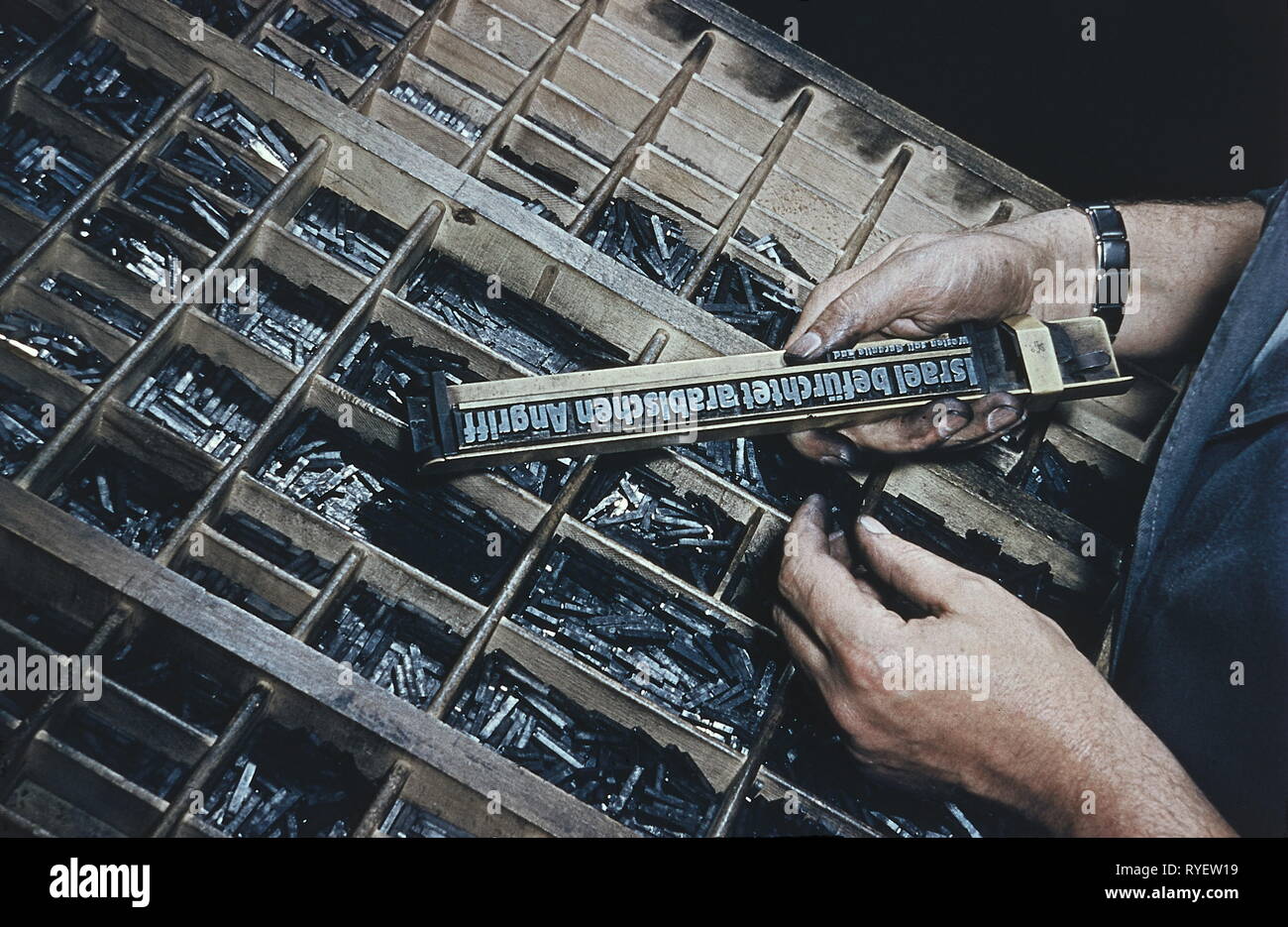Presse/Medien, verfassen - Zimmer, Schriftsetzer mit Buchstaben, die Einstellung der Linie, 1957, Additional-Rights - Clearance-Info - Not-Available Stockfoto