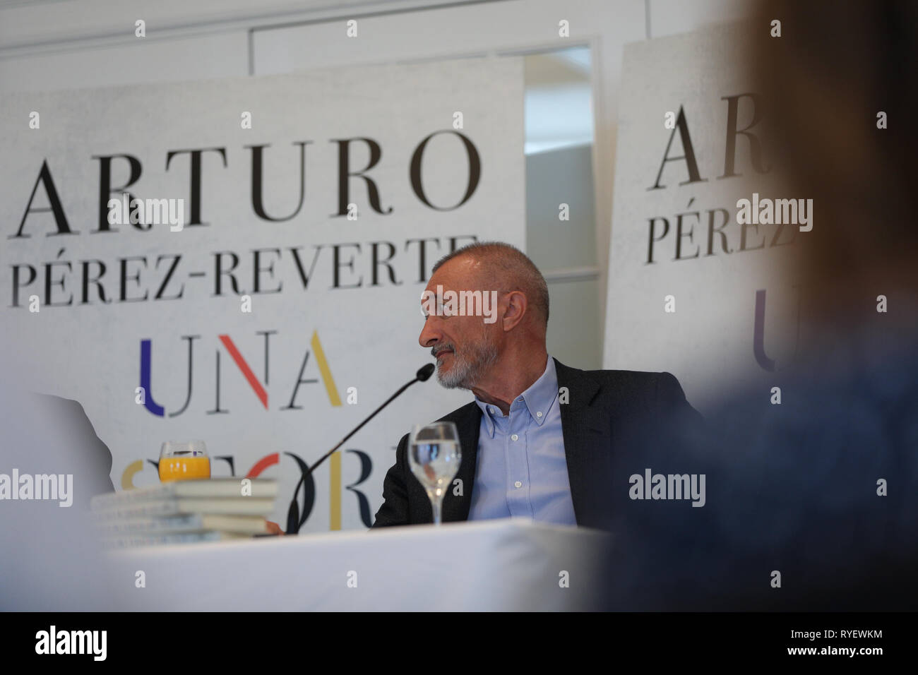 Arturo Pérez Reverte gesehen, wie seine Geschichte Buch während einer Pressekonferenz präsentiert. Vier Jahre der Episode Lieferungen unter dem Titel "Estante de Corso" haben Arturo Pérez Reverte mit dem Material für "eine Geschichte von Spanien", die Zusammenstellung seiner sind Lesungen, Erfahrung und Vernunft" über die Erinnerung an das Land, 'von den Anfängen bis zum Ende des Übergangs''. Stockfoto