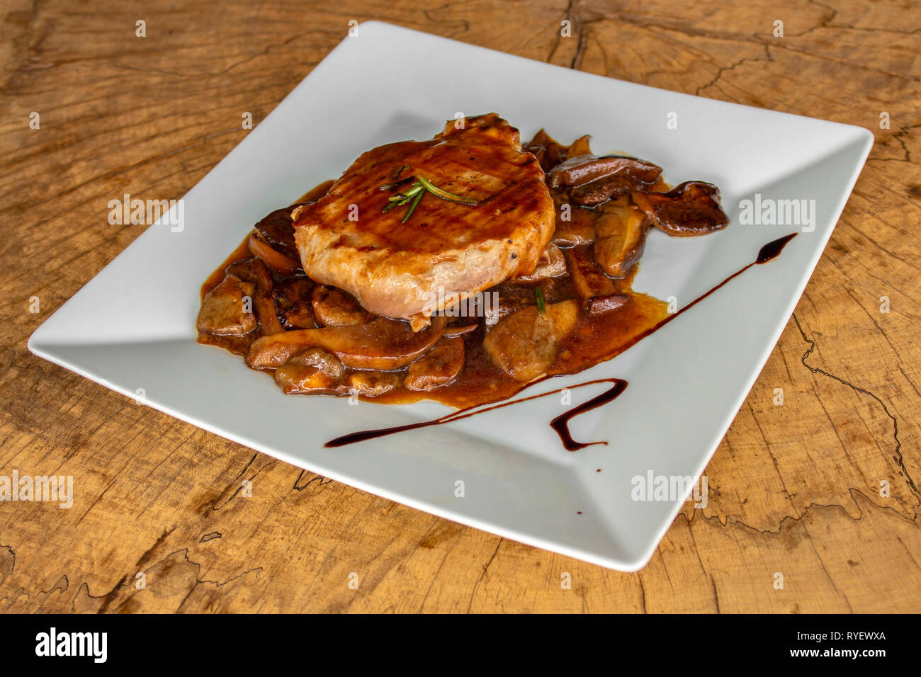 Schweinefilet mit Steinpilzen und Soße Soße. Und ein Zweig Rosmarin ...