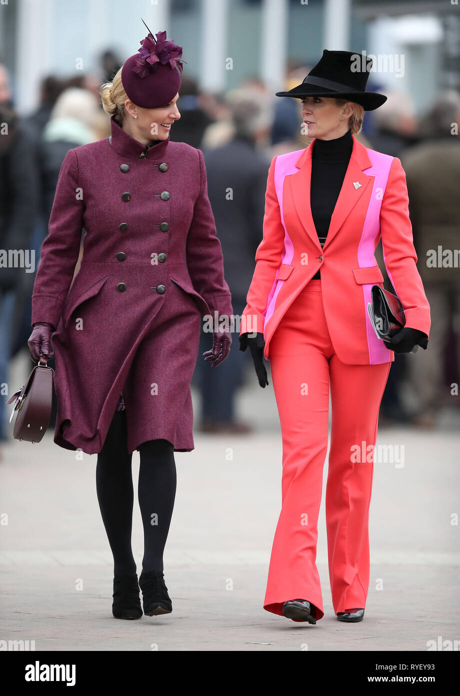 Zara Tindall und Chanelle McCoy während Damen Tag des 2019 Cheltenham  Festival in Cheltenham Racecourse Stockfotografie - Alamy