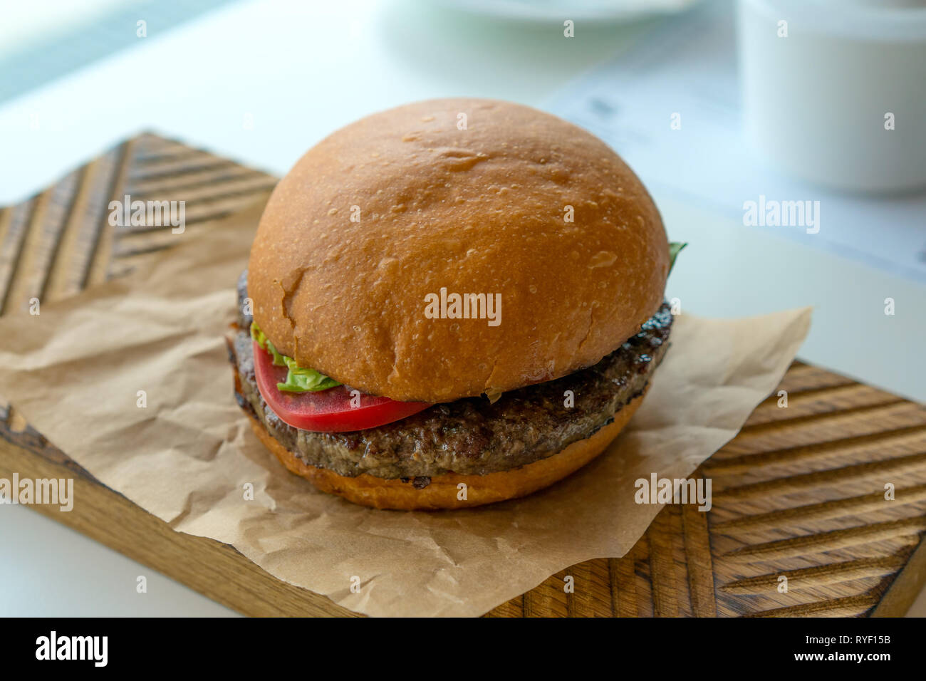 Kleine Hamburger auf einem Holzsockel Stockfoto