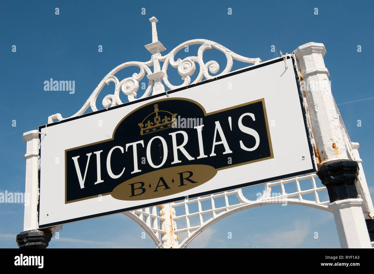 Zeichen für Victorias Bar Palace Pier von Brighton, Brighton, Sussex, England. Stockfoto