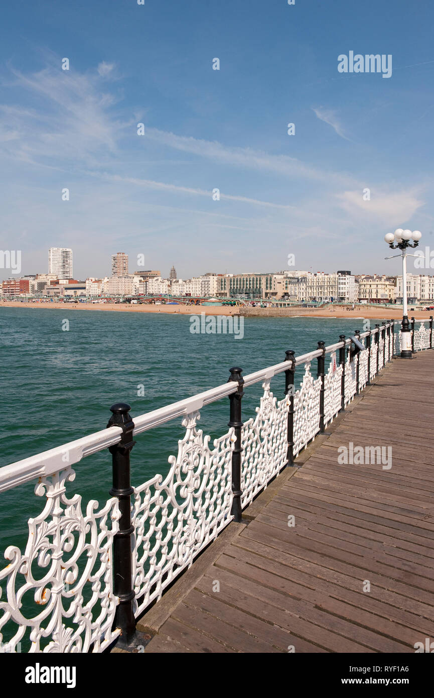 Blick von Brighton Palace Pier in die Küstenstadt Brighton, Sussex, England. Stockfoto