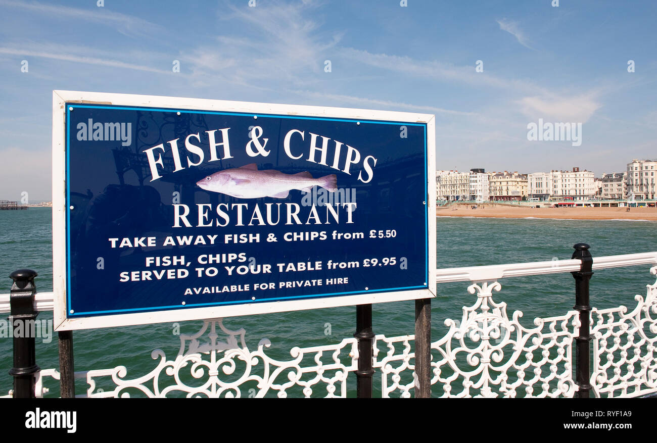 Fisch und Chips Restaurant am Brighton Palace Pier, in der Küstenstadt Brighton, Sussex, England. Stockfoto