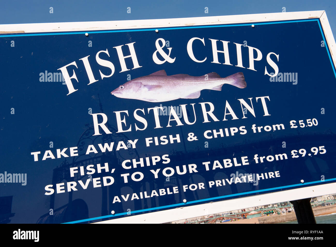 Fisch und Chips Restaurant am Brighton Palace Pier, in der Küstenstadt Brighton, Sussex, England. Stockfoto