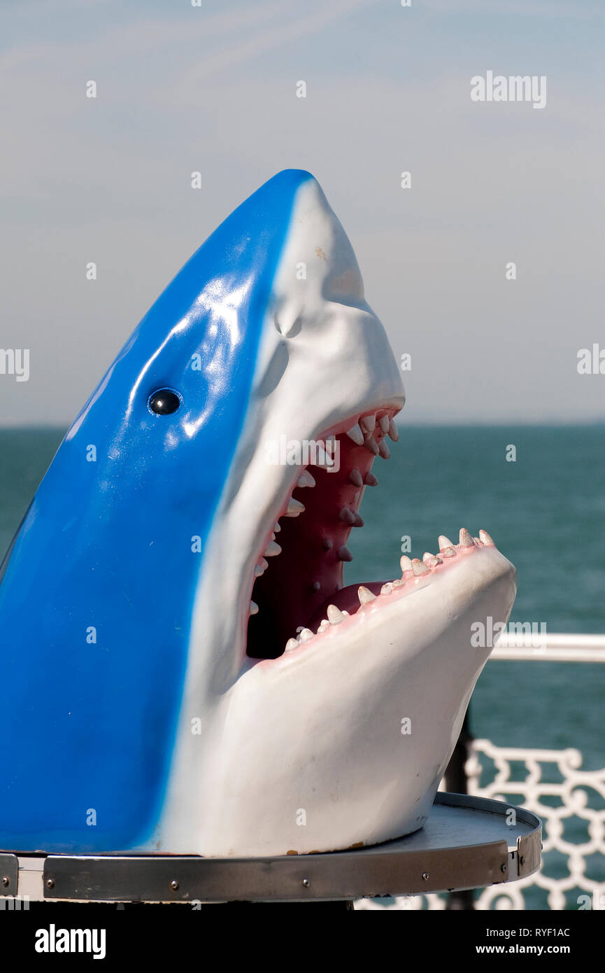 Shark geformte Abfallbehälter auf Brighton Palace Pier, in der Küstenstadt Brighton, Sussex, England. Stockfoto
