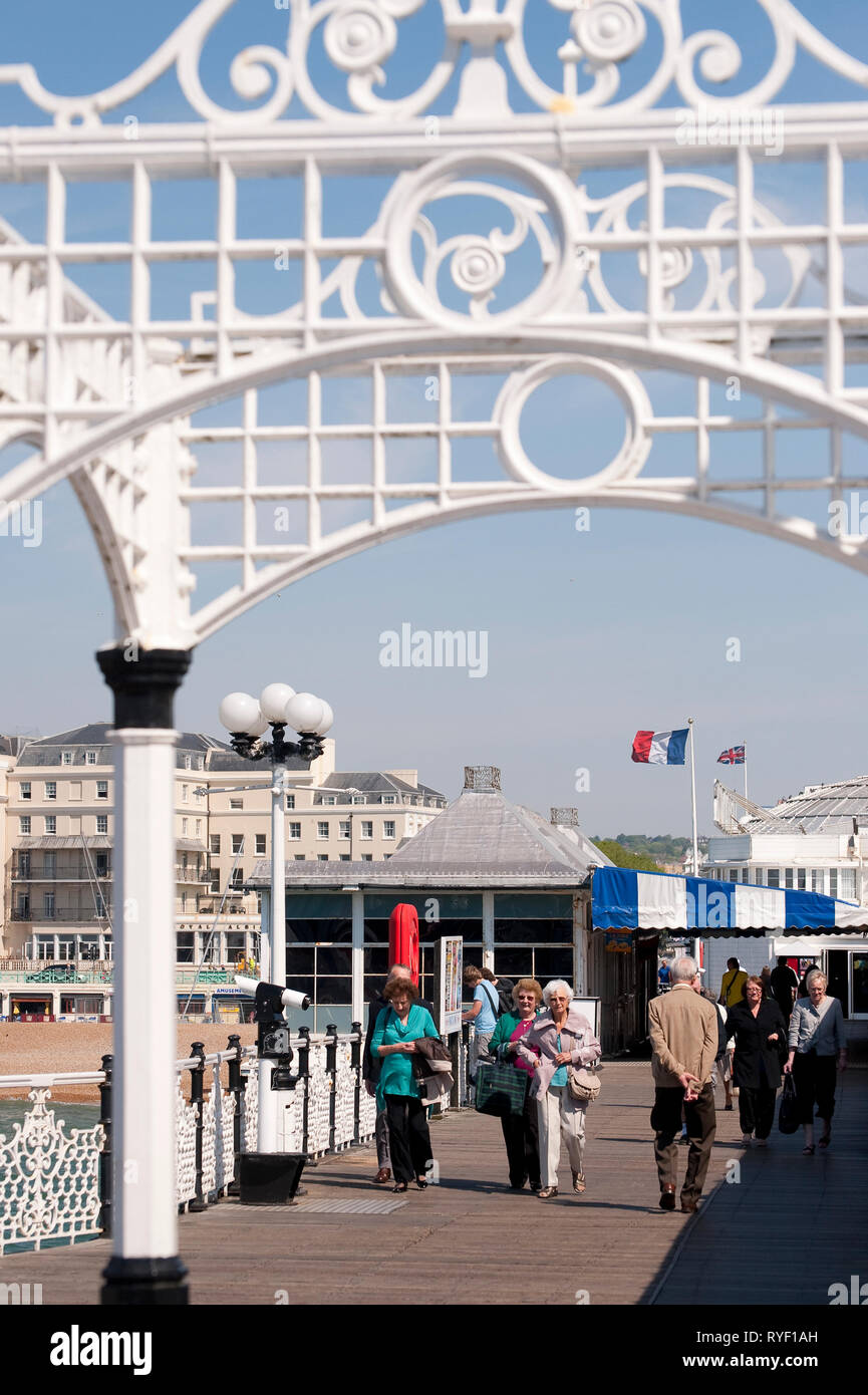 Die Menschen genießen die Palace Pier von Brighton, Brighton, Sussex, England. Stockfoto