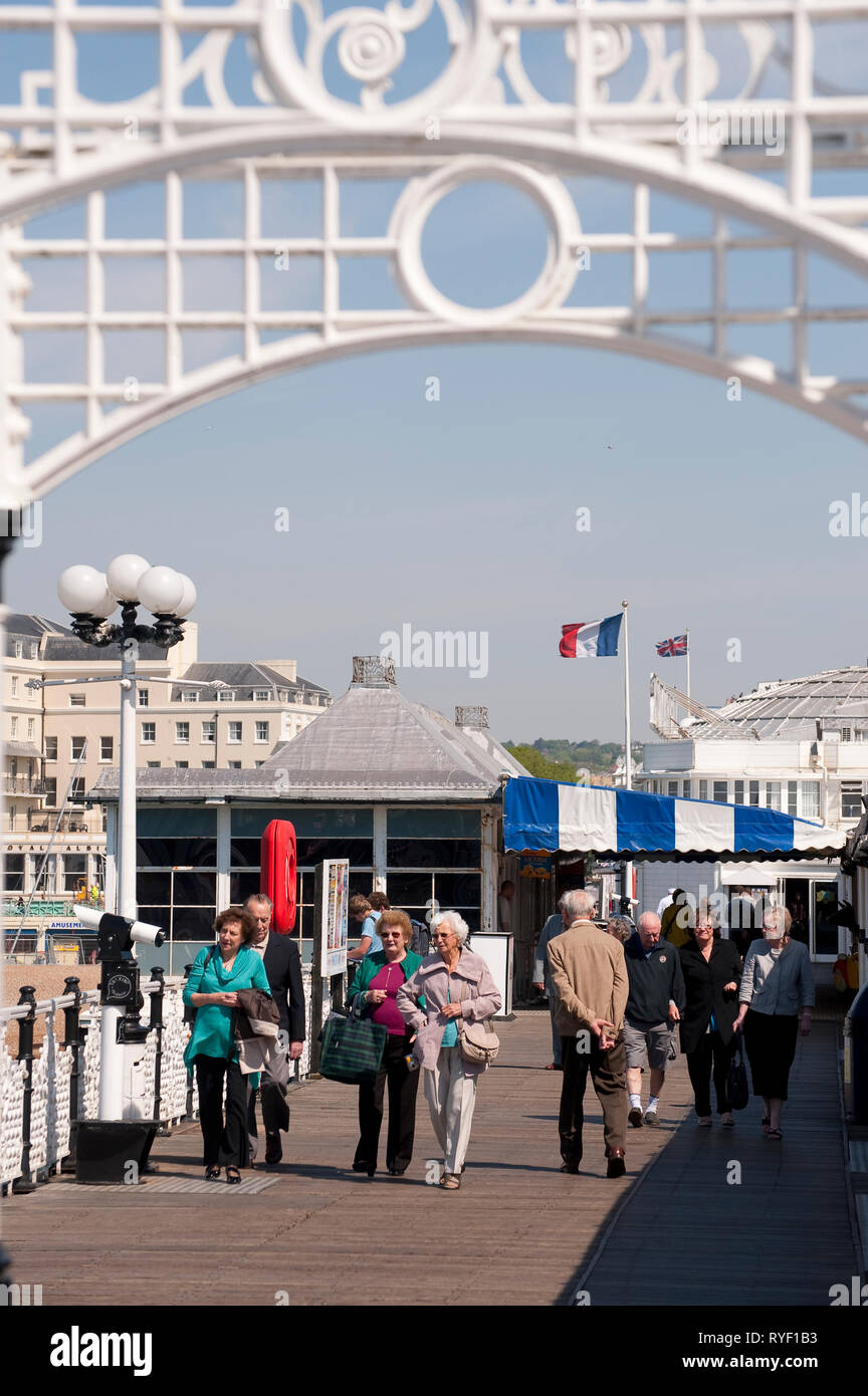 Die Menschen genießen die Palace Pier von Brighton, Brighton, Sussex, England. Stockfoto
