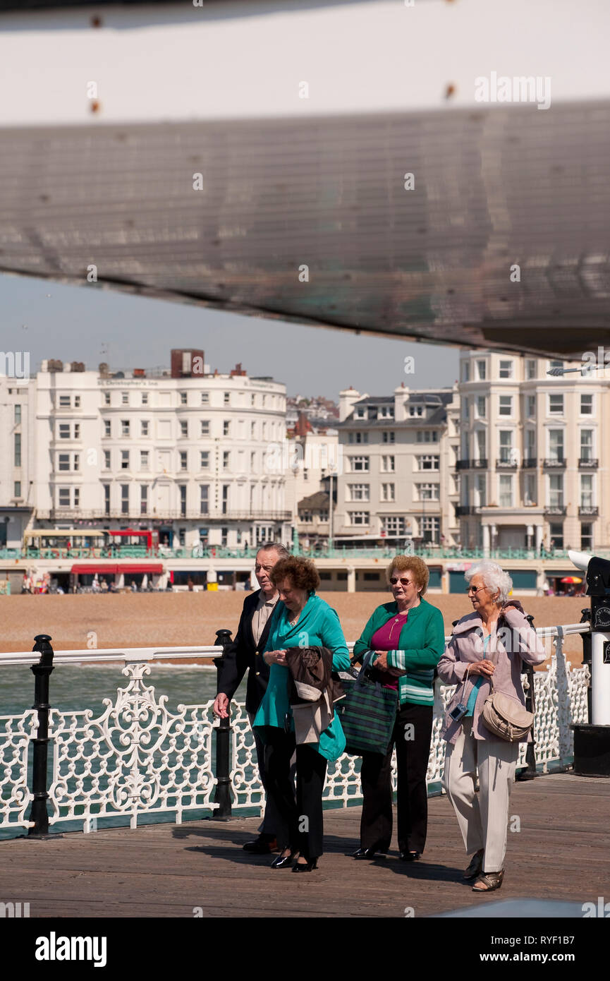 Die Menschen genießen die Palace Pier von Brighton, Brighton, Sussex, England. Stockfoto