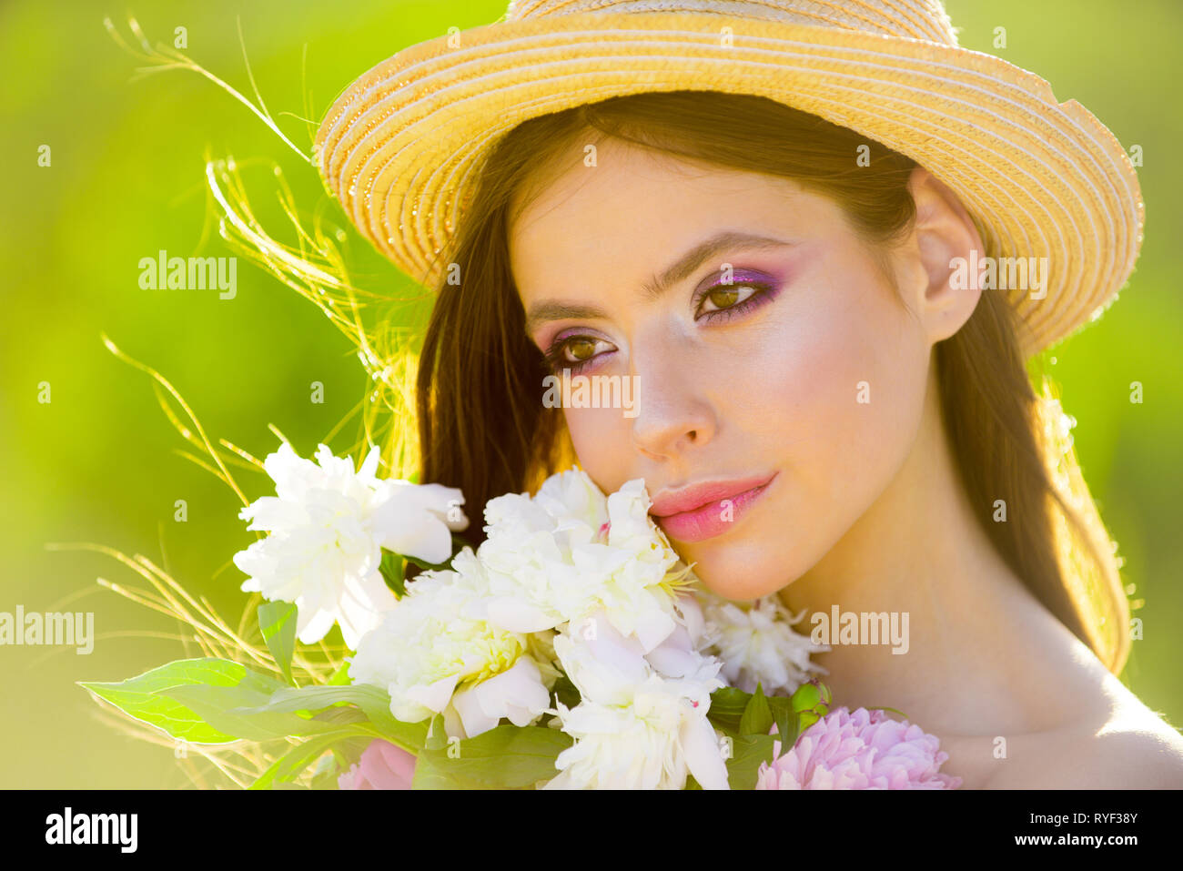 Genießen Sie Frühling Wind. Natürliche Schönheit und Wellness Therapie. Gesichts- und Hautpflege. Reisen im Sommer. Sommer Mädchen mit langen Haaren. Frühling Frau. Frühlings- und Stockfoto