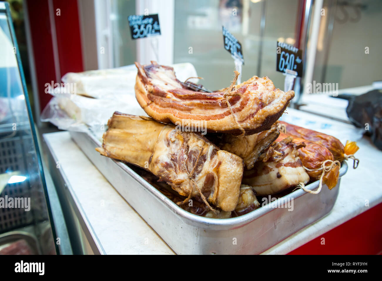 Große Stapel von ganzen Speck. Big geräuchertem Speck. Stücke von geräuchertem Speck große im Store. Stockfoto