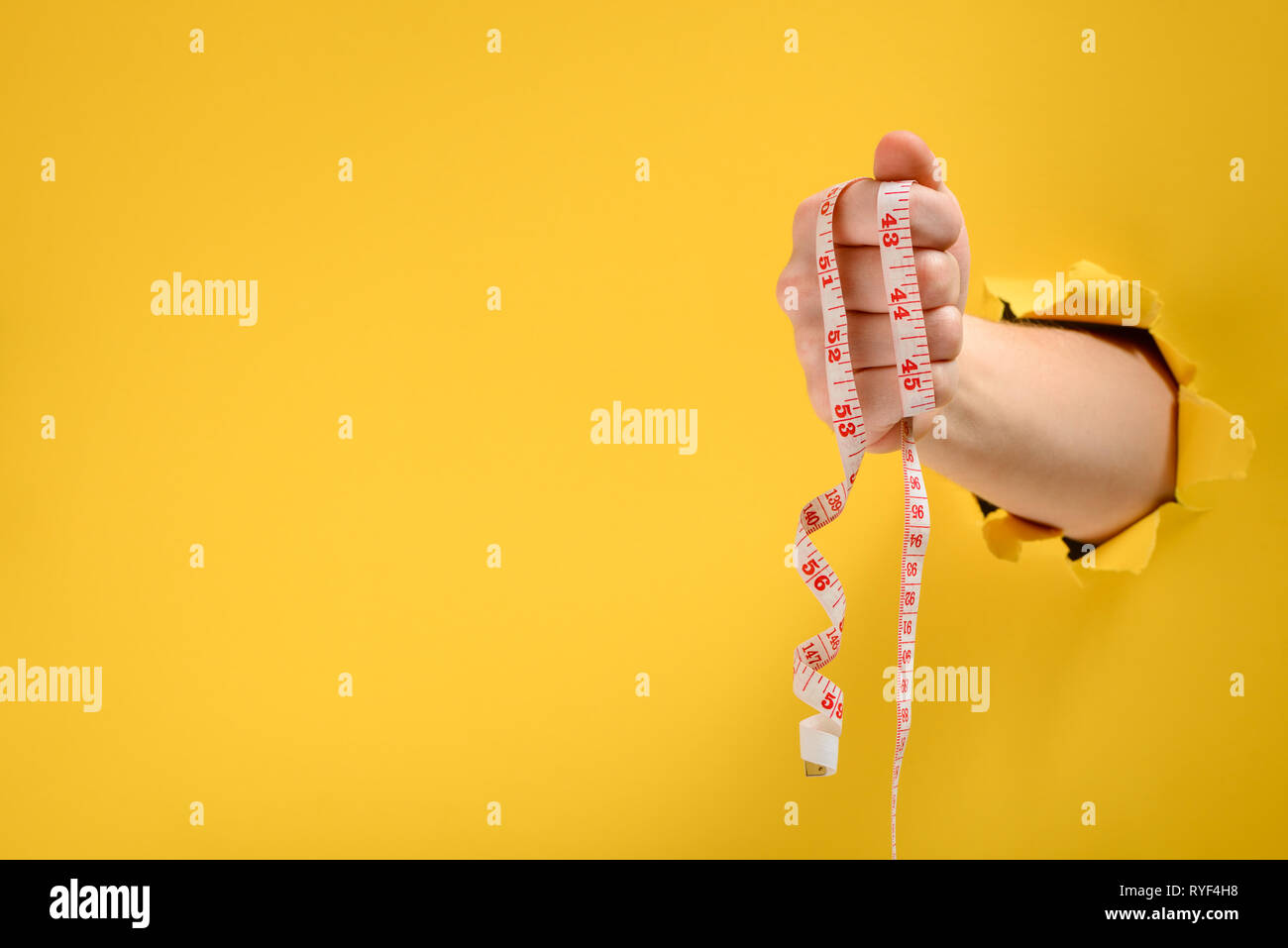 Hand mit einem Maßband Stockfoto