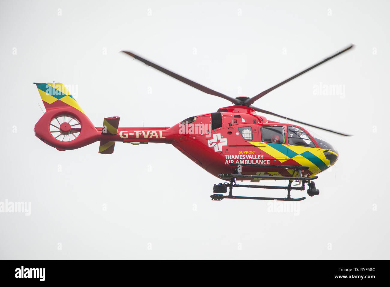 Die Thames Valley Air Ambulance helicopter im Flug. Stockfoto