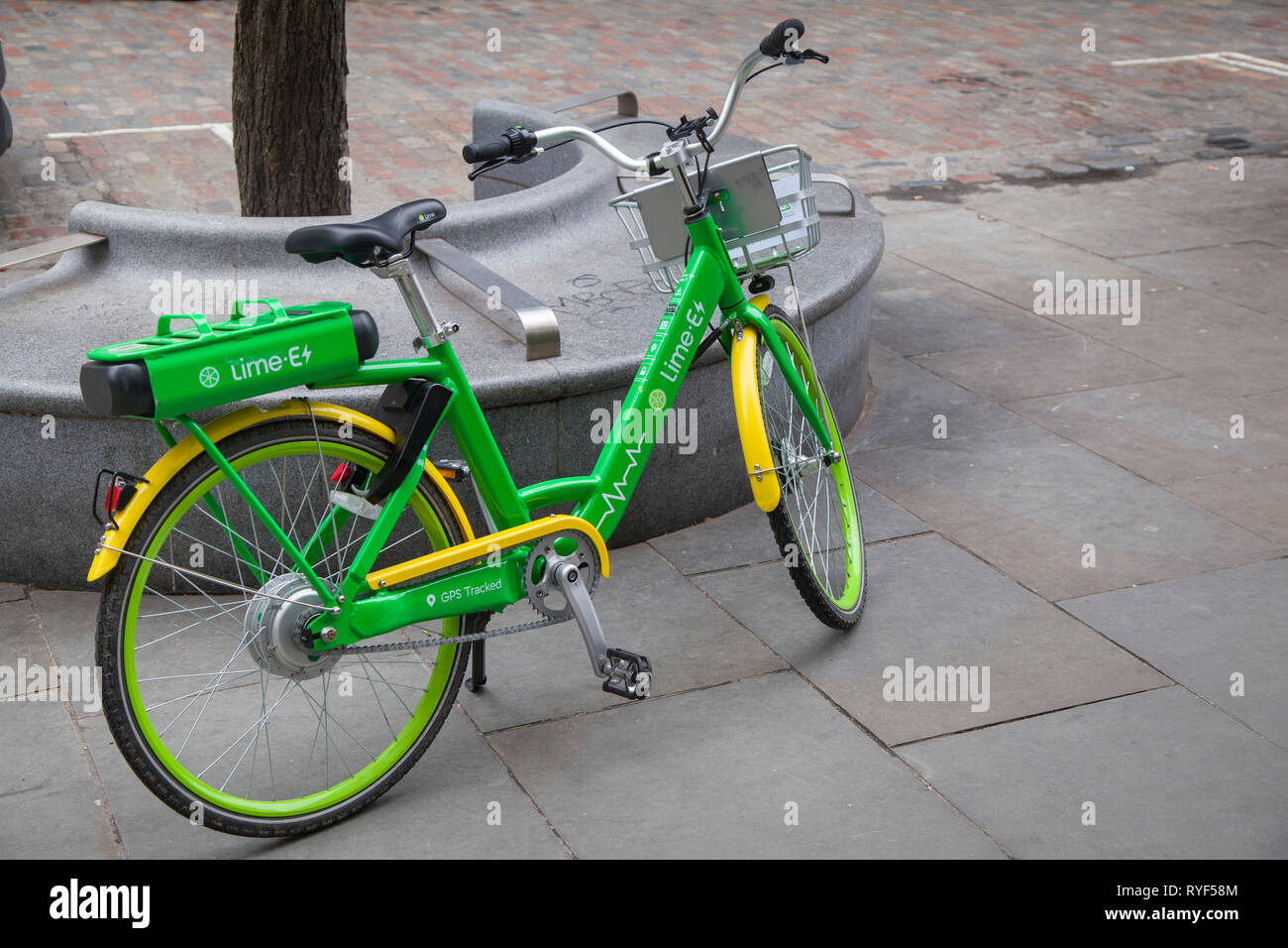 Ein Kalk dockless GPS erfassten Elektrofahrrad, E-Bike in Soho, London geparkt. Stockfoto
