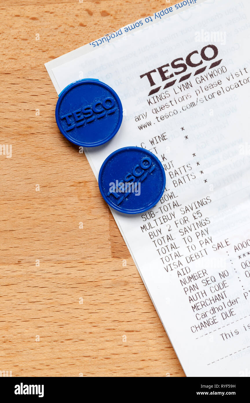 Tesco Gemeinschaft Liebe blaue Token, welche Kunden auf den einzelnen Shop erwerben und an ausgewählte Wohltätigkeitsorganisationen zu spenden. Stockfoto