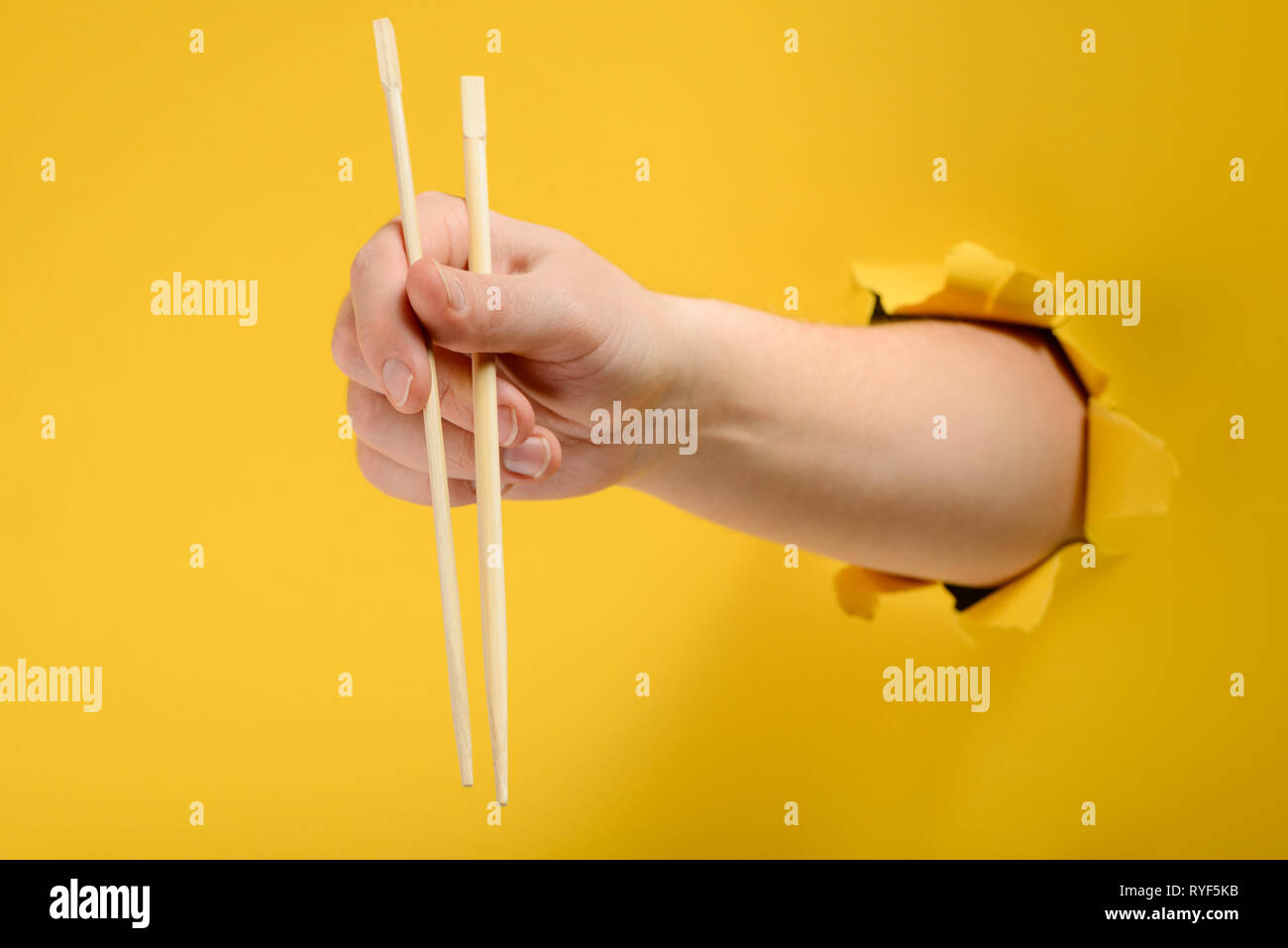 Hand halten Stäbchen Stockfoto