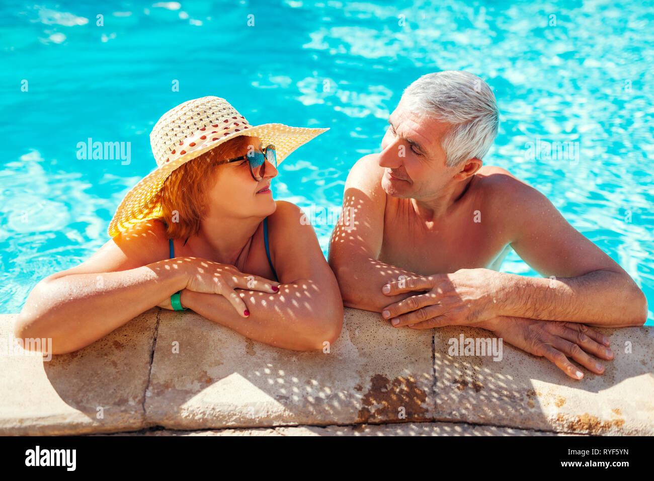 Senior paar Entspannen im Pool. Glückliche Menschen genießen Sommer Urlaub. All inclusive. Stockfoto Senior paar Entspannen im Pool. Glückliche Menschen genießen Sommer Urlaub. All inclusive. Stockfoto