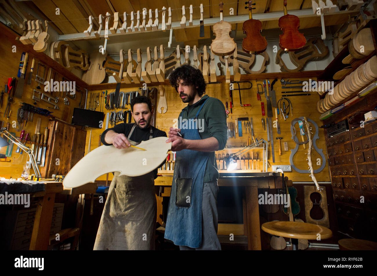 Europa, Italien, Lombardei, Cremona, Workshop der Artisan Gitarrenbauer. Master, Ricardo Grisales, Petar Andreev Stockfoto