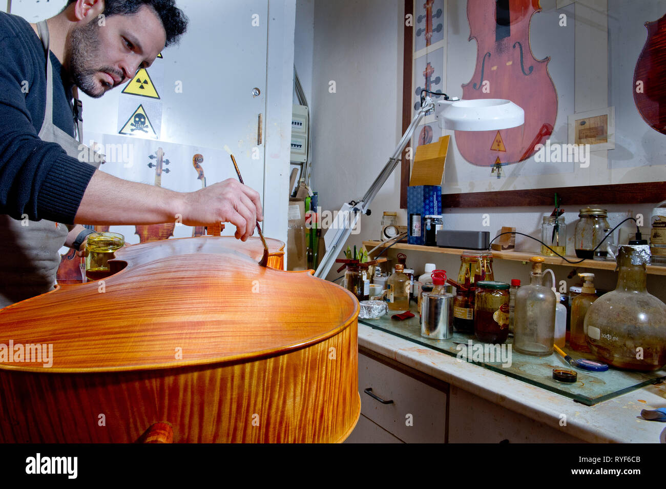 Europa, Italien, Lombardei, Cremona, Workshop der Artisan Gitarrenbauer. Master, Ricardo Grisales, Petar Andreev Stockfoto