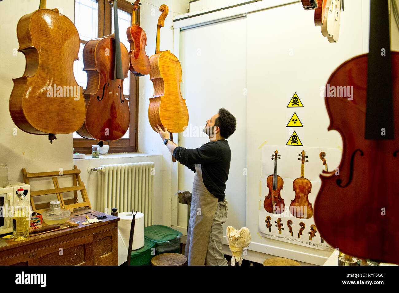 Europa, Italien, Lombardei, Cremona, Workshop der Artisan Gitarrenbauer. Master, Ricardo Grisales, Petar Andreev Stockfoto