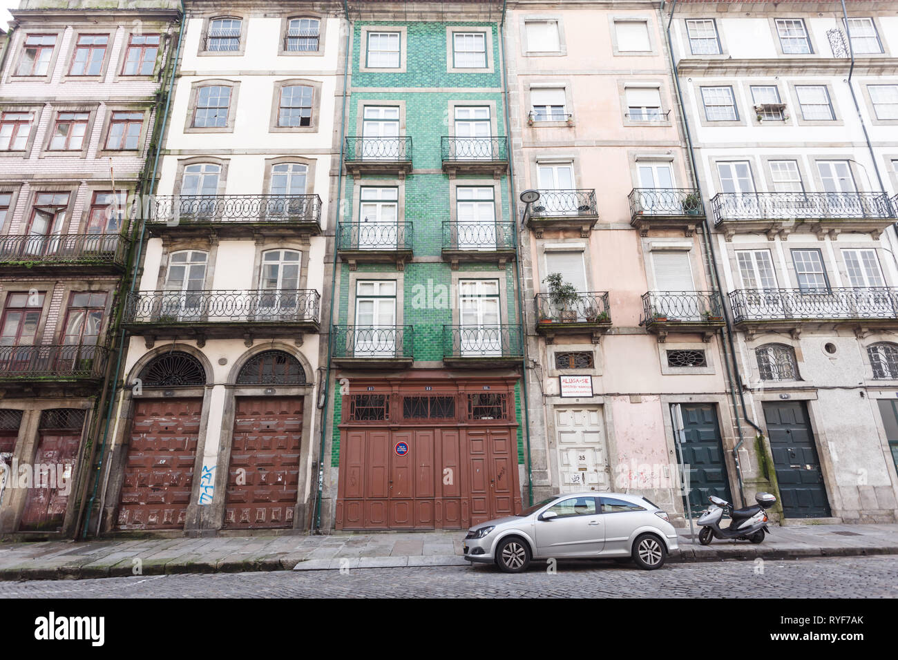 Nahaufnahme der Stadt Porto, Portugal Apartment Gebäude in der historischen Altstadt mit einzigartigen Tür, Balkon, Fenster Muster und Farben Stockfoto