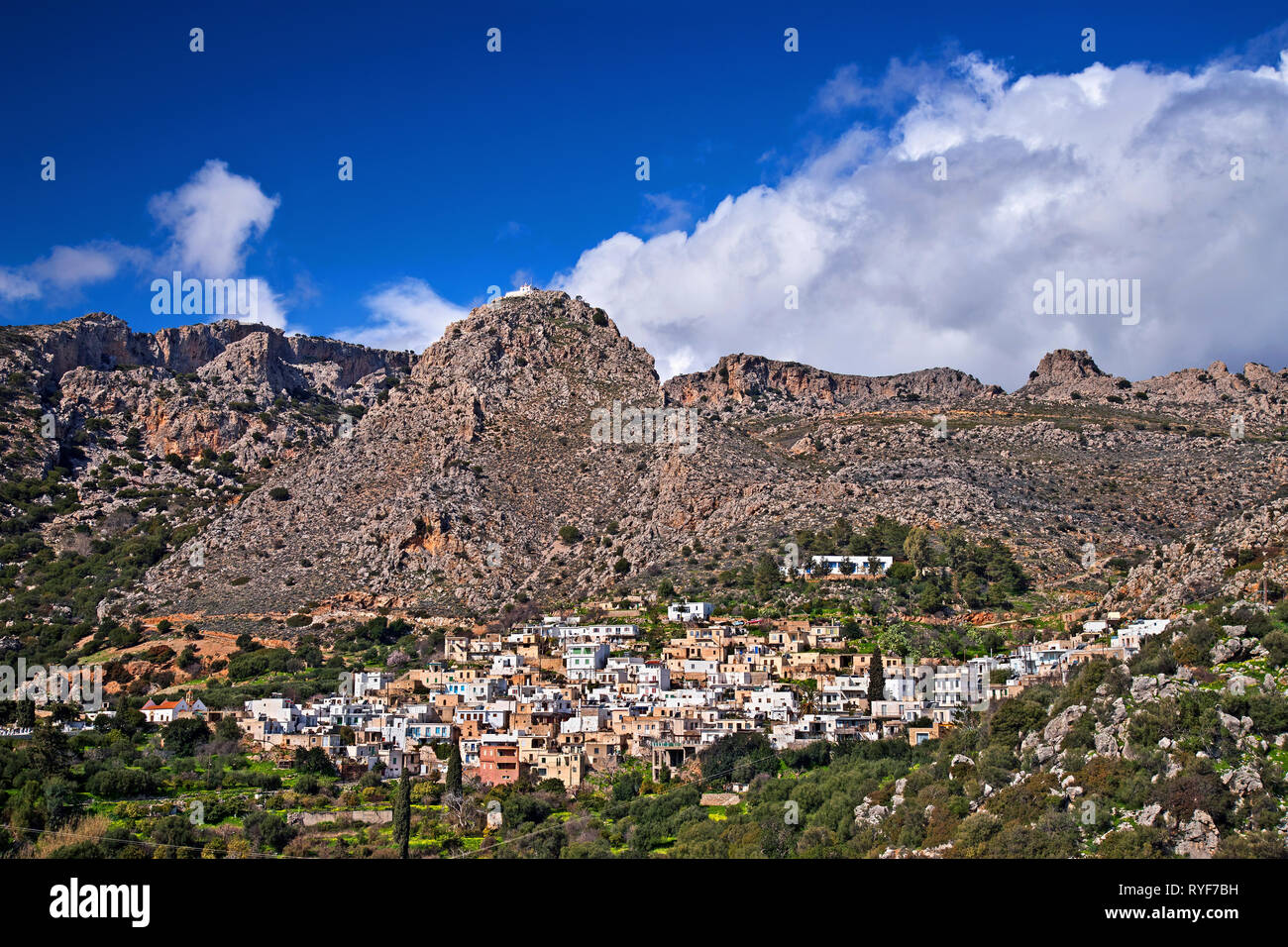 Pefki (oder "pefkoi") Dorf, Lasithi Präfektur, Insel Kreta, Griechenland. Stockfoto