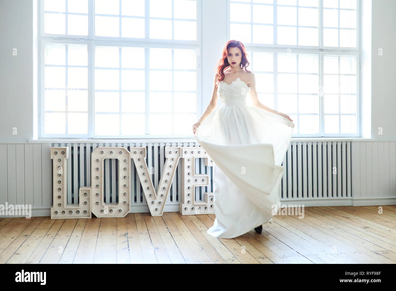 Braut im Hochzeitskleid Stockfoto