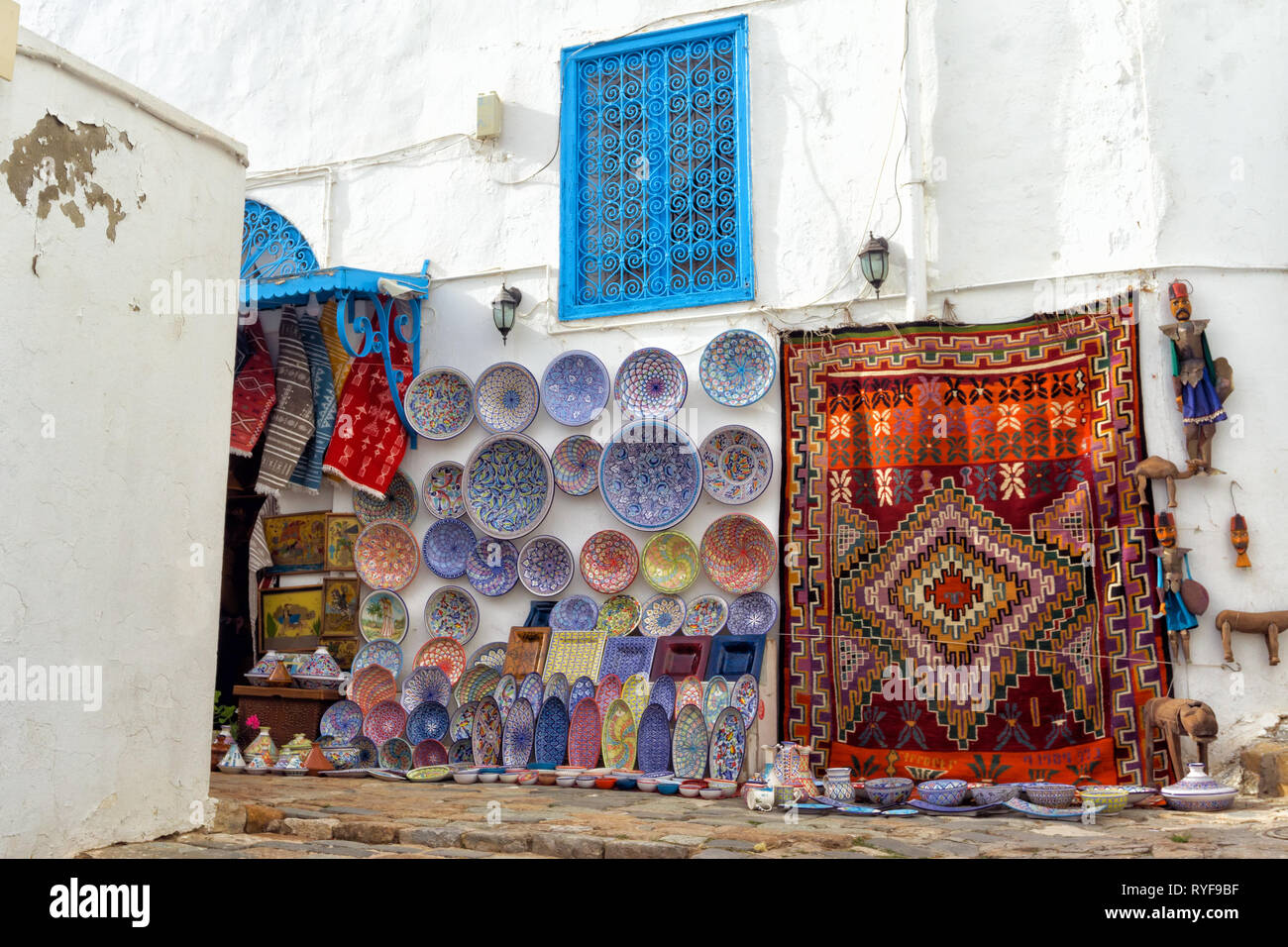 Traditionelle Souvenirs zum Verkauf auf der Straße in Sidi Bou Said, Tunesien Stockfoto