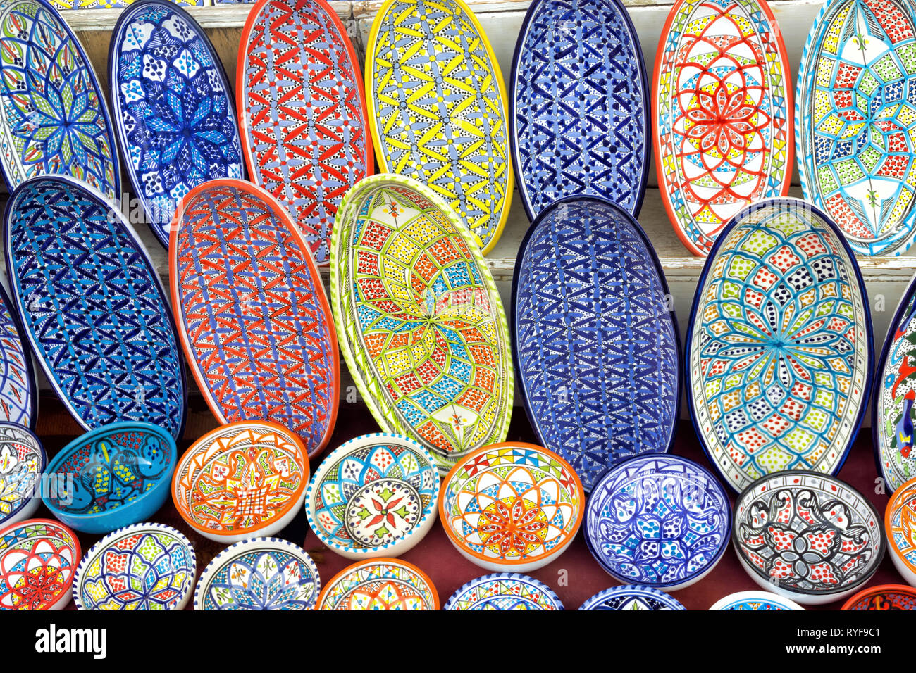 Bunte Teller und Schalen für die Dekoration für den Verkauf in Sidi Bou Said, Tunesien Stockfoto