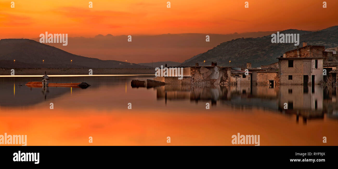 Sonnenuntergang an der "Unken" Dorf Sfendyli am knstlichen See von  Aposelemis, die Gemeinde von Hersonissos, Heraklion, Kreta, Griechenland  Stockfotografie - Alamy