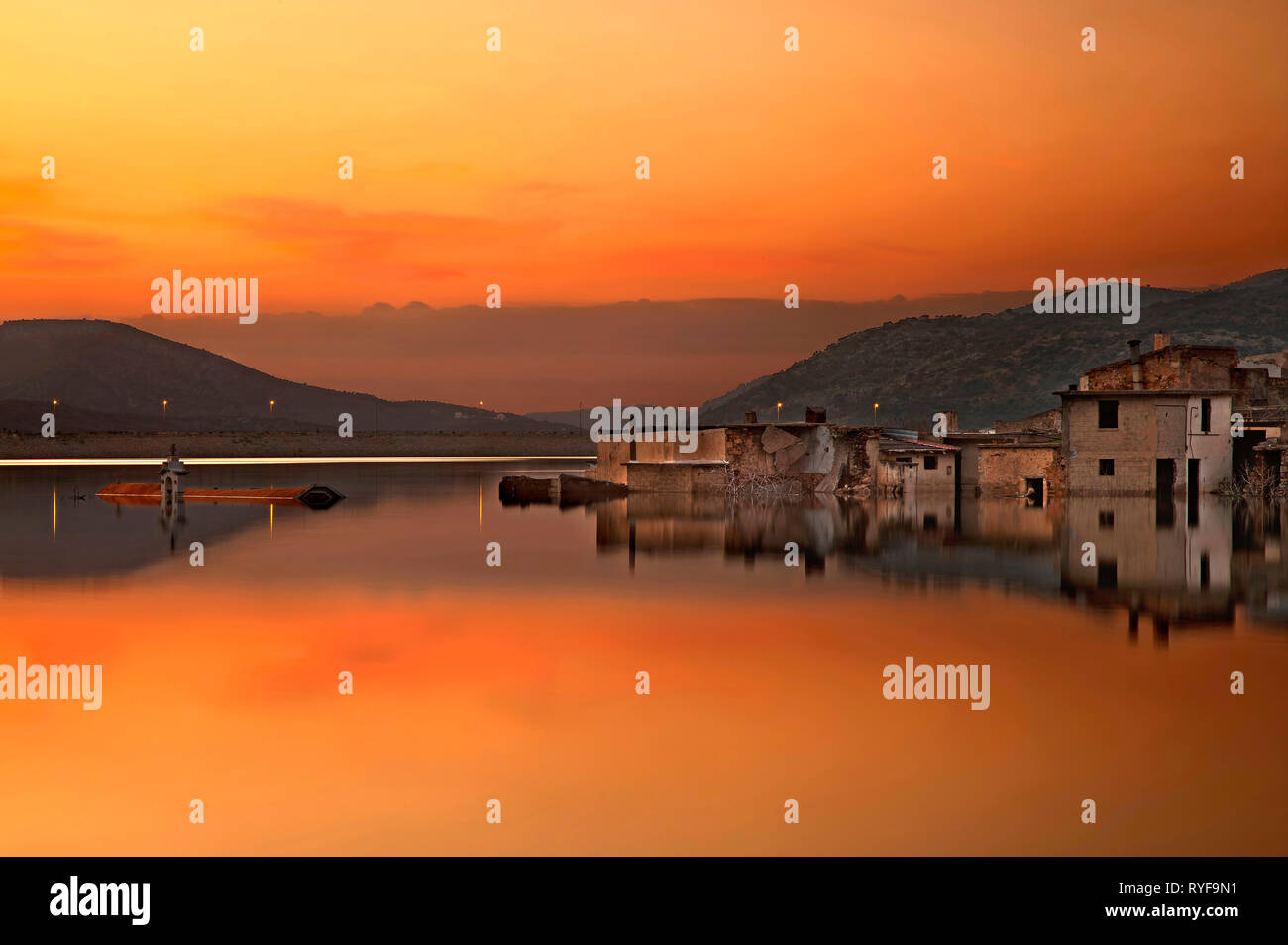 Sonnenuntergang an der "Unken" Dorf Sfendyli am künstlichen See von Aposelemis, die Gemeinde von Hersonissos, Heraklion, Kreta, Griechenland Stockfoto