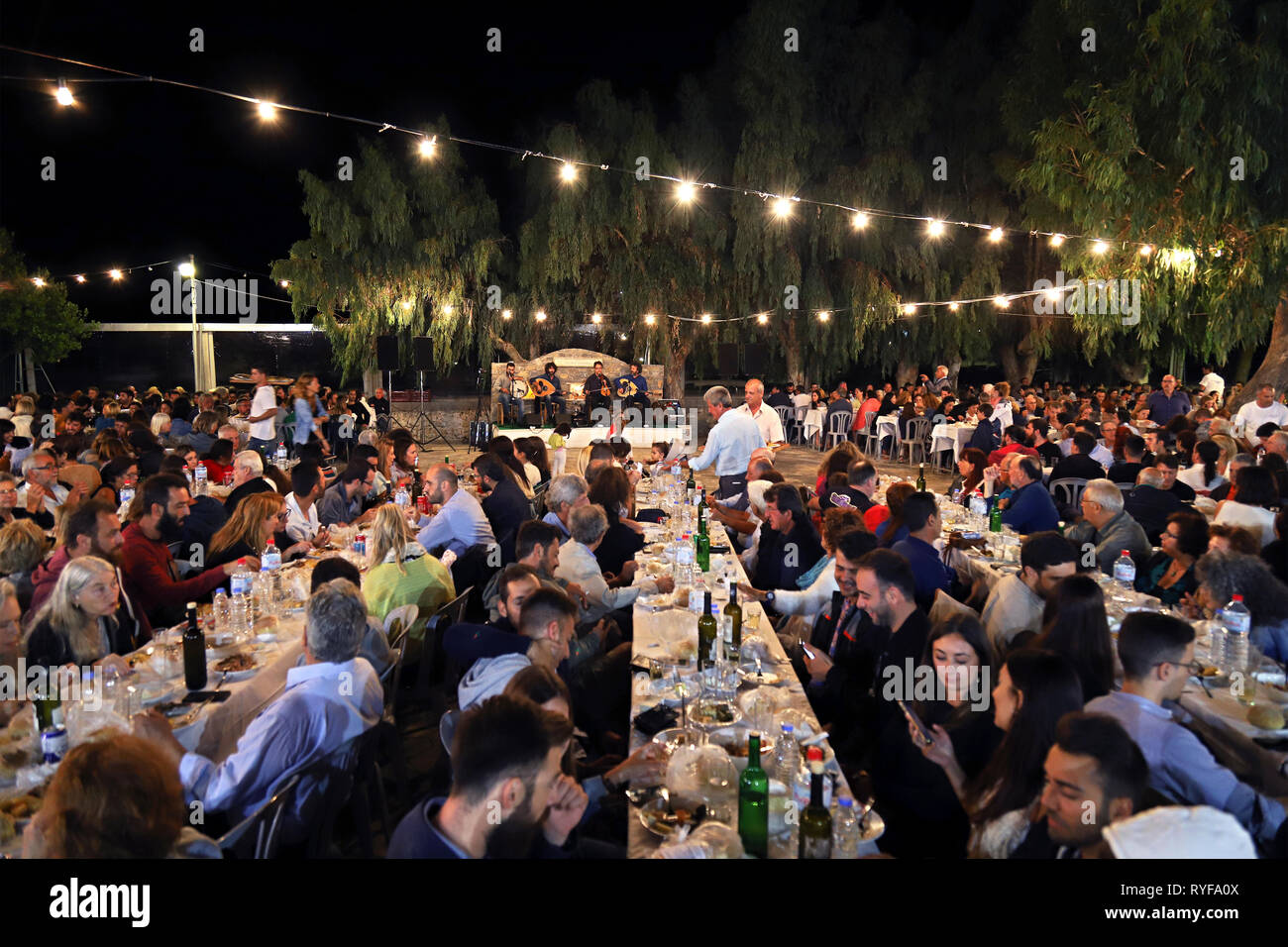 Traditionelle kretische Fiesta bei Sitanos, einem schönen Bergdorf in der Gemeinde von Sitia, Kreta, Griechenland. Stockfoto