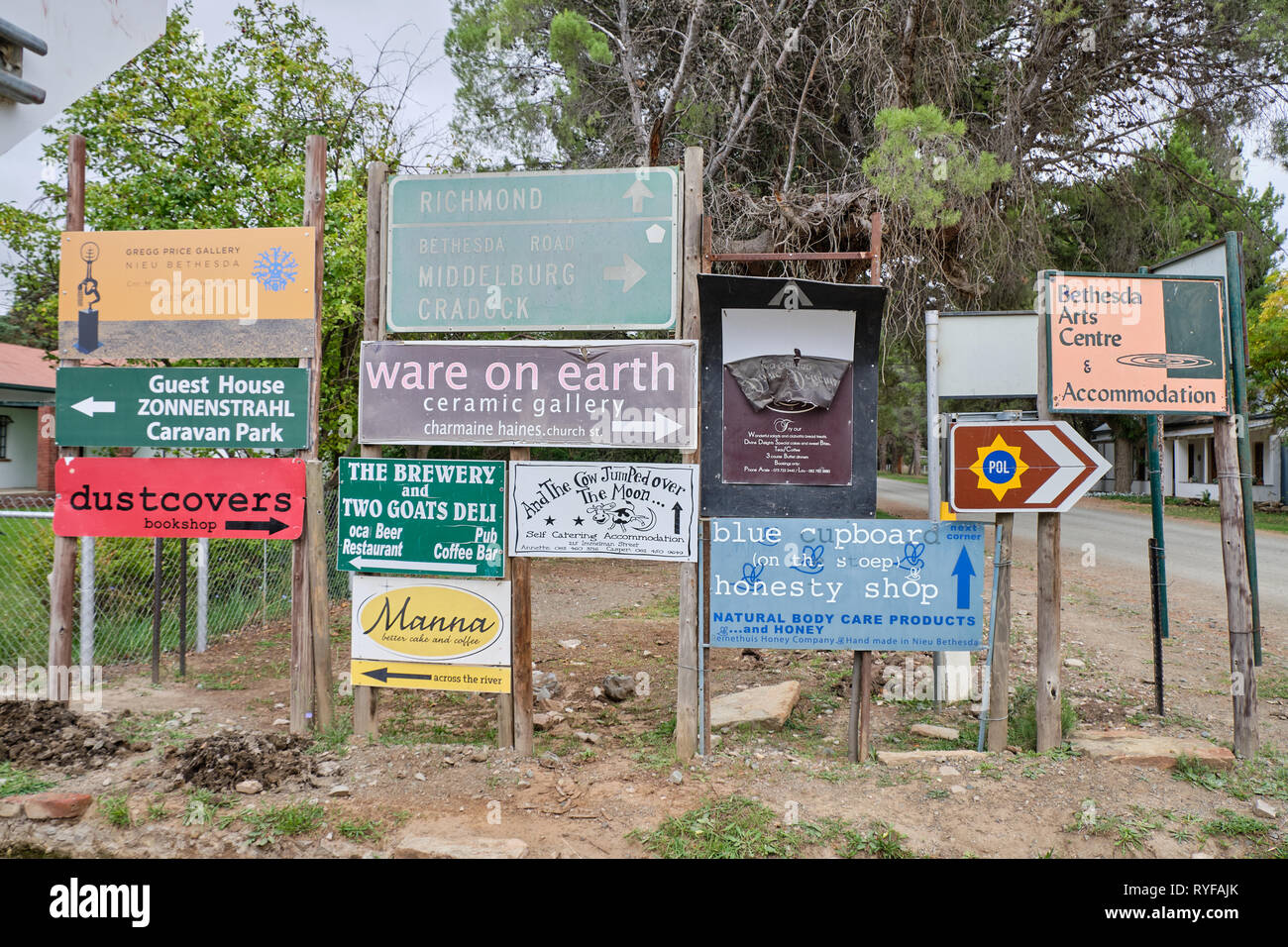 In einem großen Dorf Kreuzung in Karoo alle Unternehmen von Interesse für die Besucher in Nieu Bethesda, Südafrika - März 10, 2019 Stockfoto