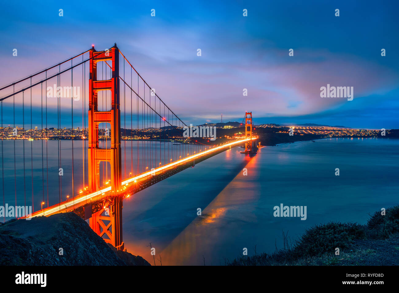 Golden Gate Bridge bei Nacht Stockfoto