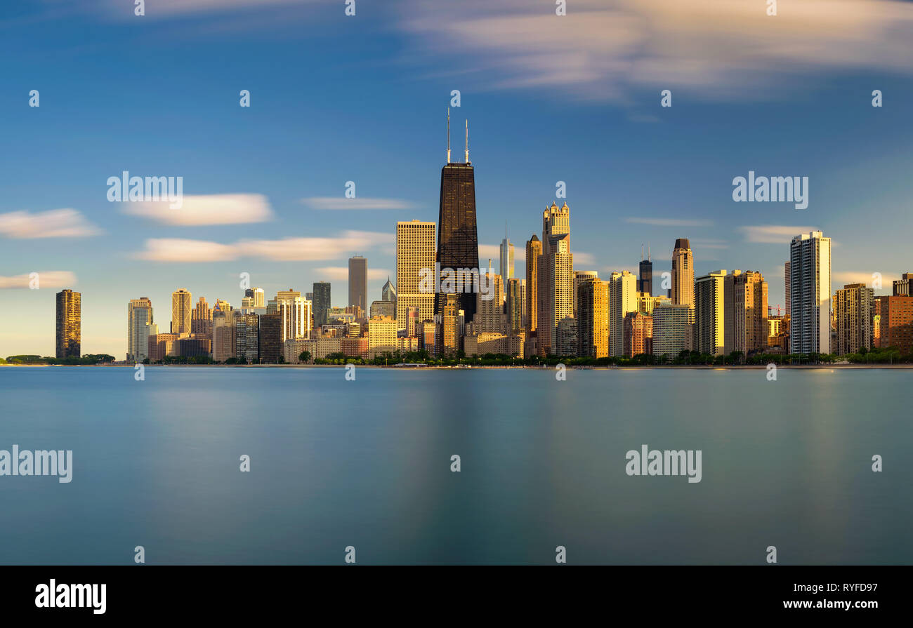 Skyline von Chicago bei Sonnenuntergang von der North Avenue Beach gesehen Stockfoto