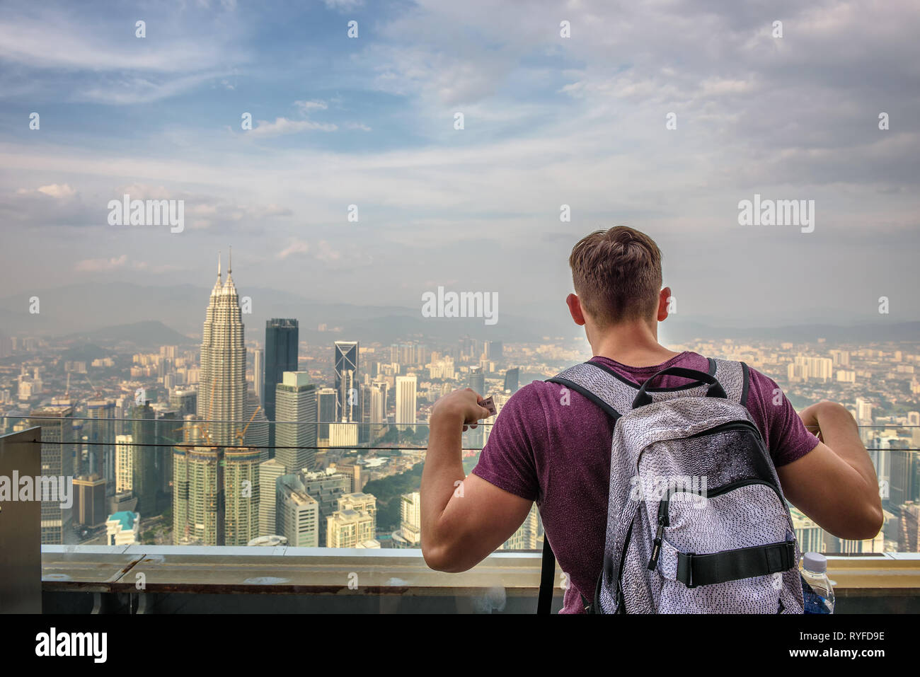 Touristen mit einem Rucksack genießt die Aussicht auf die Skyline von Kuala Lumpur Stockfoto