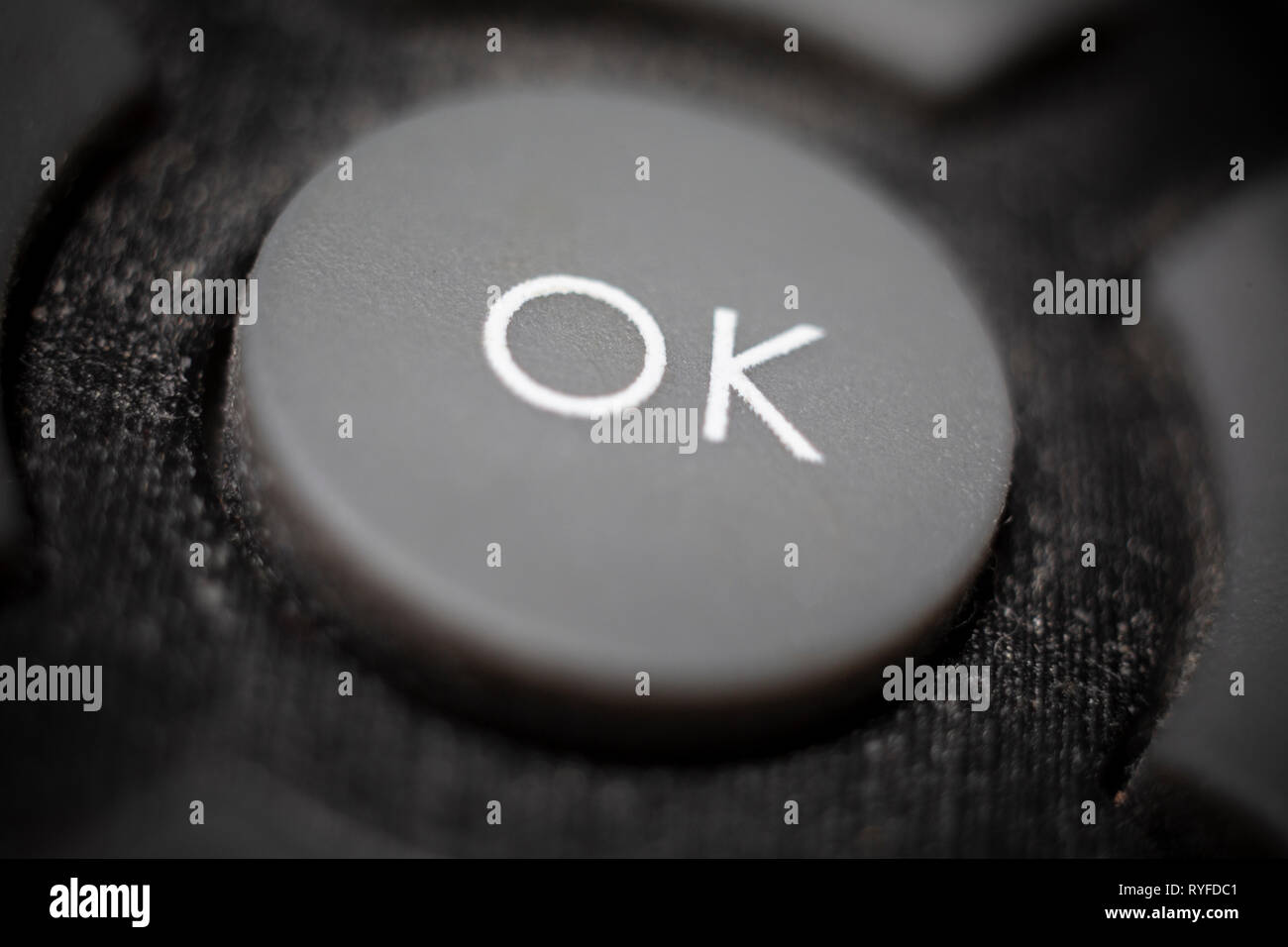 Nahaufnahme von einem OK-Button auf einem inländischen TV-Fernbedienung. Stockfoto