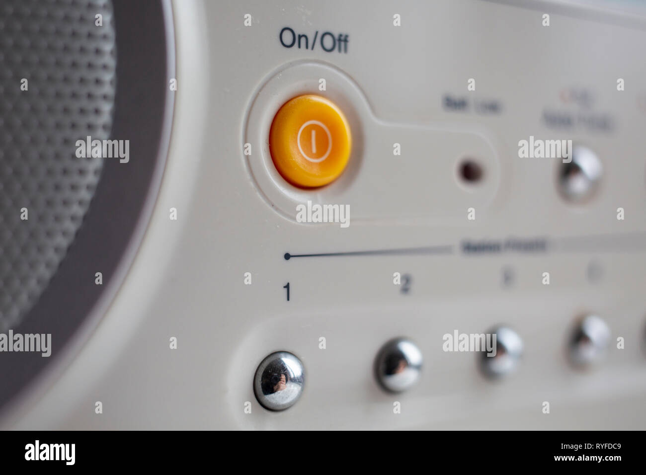 Die orange Ein- und Ausschalten Taste auf einem inländischen tragbares Radio. Stockfoto