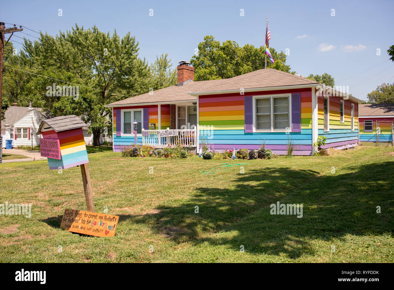 Die Gleichheit Haus begrüßt alle mit seinem Garten und kostenlose Bibliothek in krassem Gegensatz zu der ominösen Zeichen ihrer Nachbarn, Westboro Baptist Church. Stockfoto