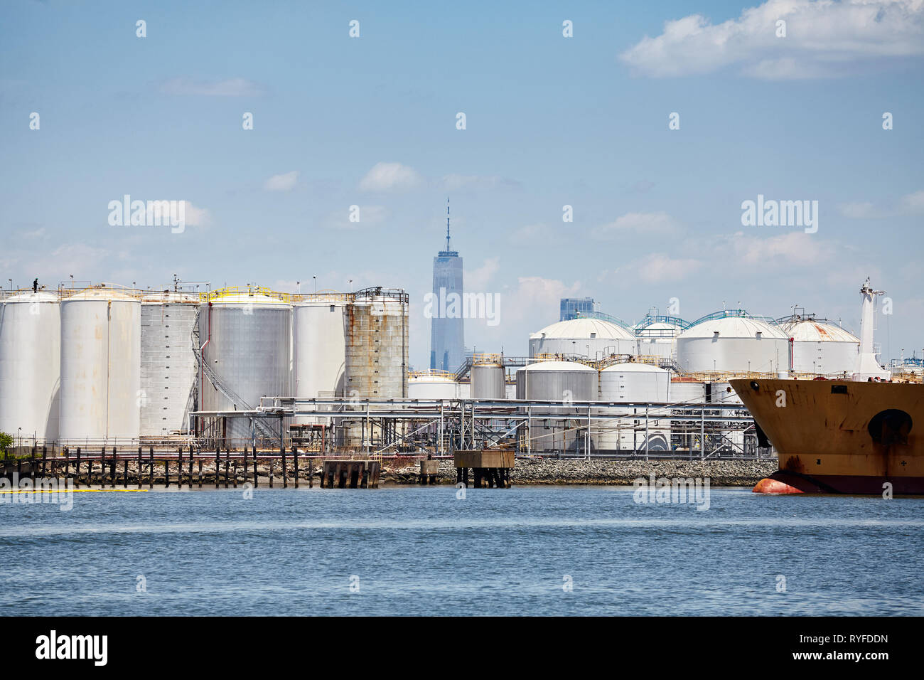 Industrial Zone mit New Yorker Wolkenkratzer in der Entfernung, USA. Stockfoto