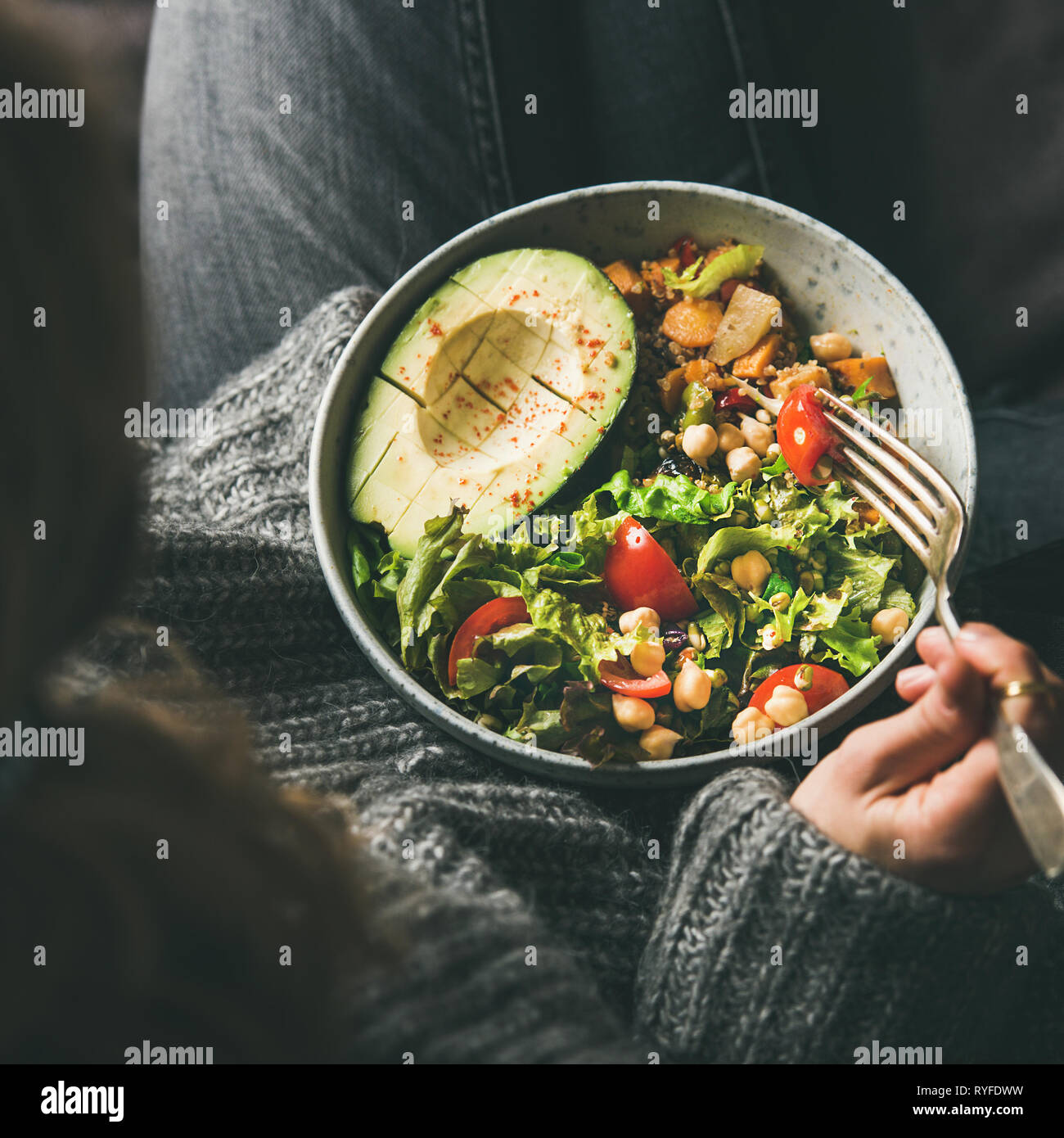 Frau mit Schale mit vegetarisches Abendessen, Ansicht von oben, Quadrat Erntegut Stockfoto