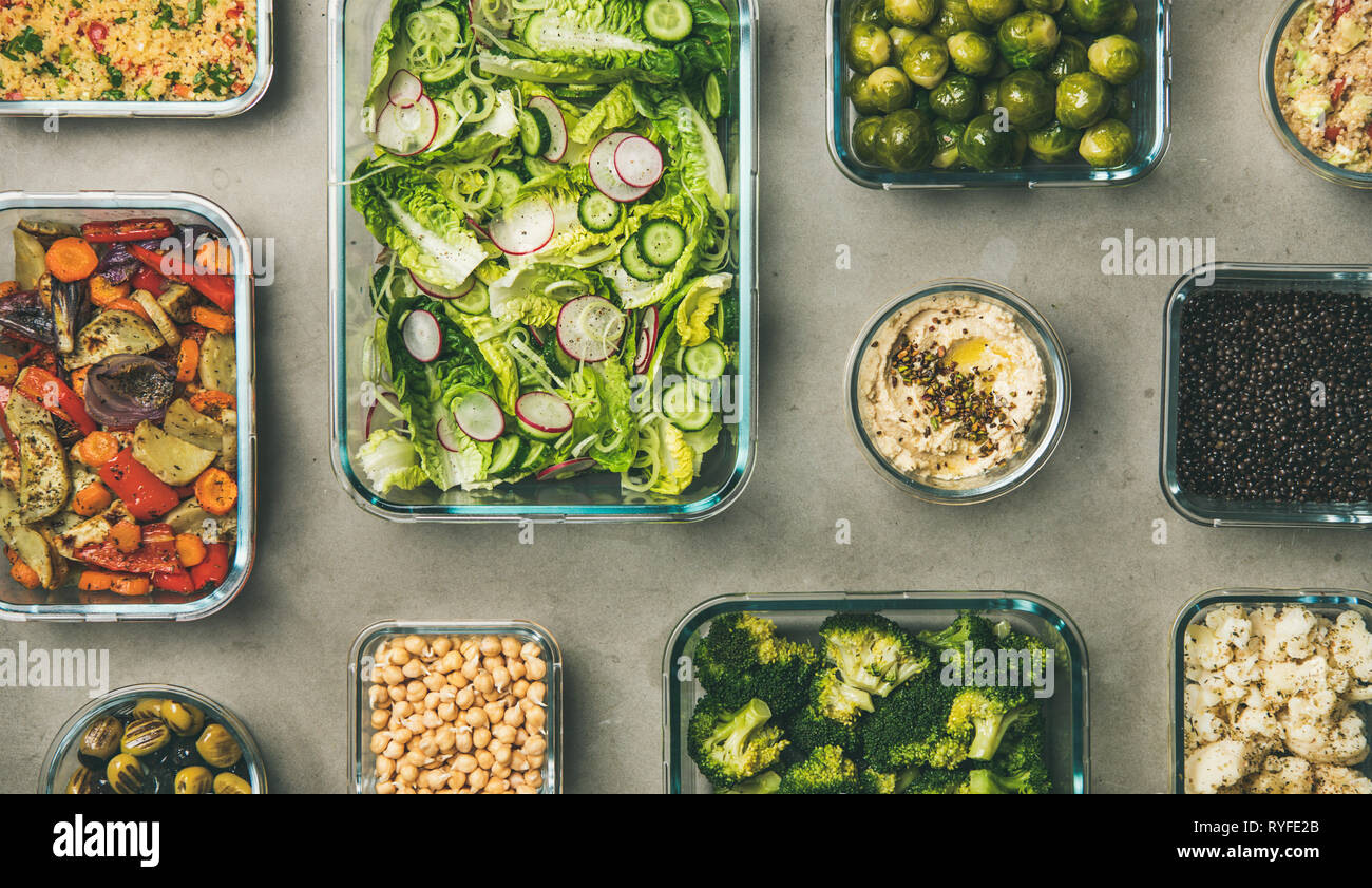 Verschiedene gesunde vegane oder vegetarische Gerichte im Glasbehälter Stockfoto