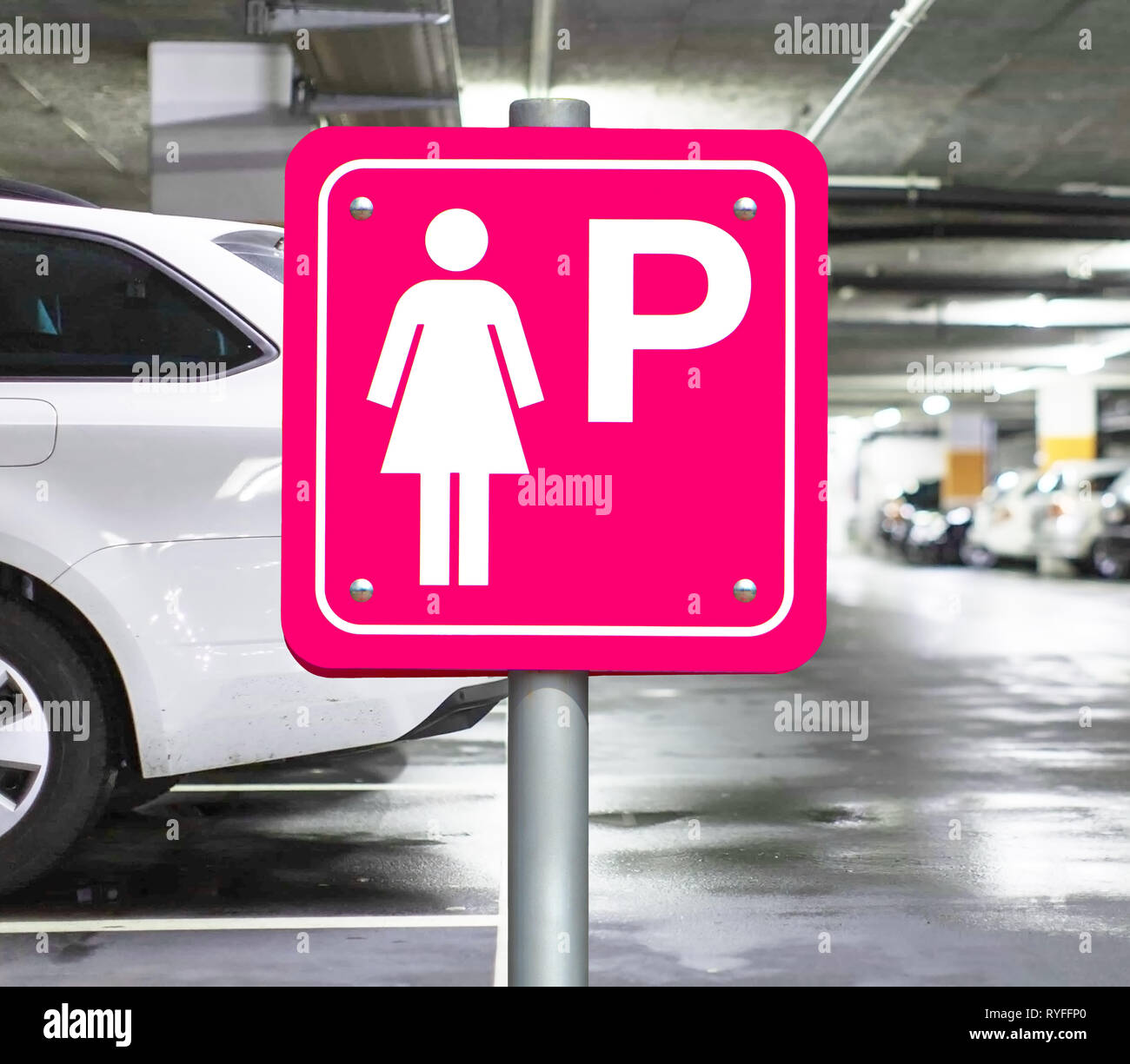 Parkplatz nur für Frauen im öffentlichen Parkhaus. Lady Pink Schild parken auf dem Parkplatz. Stockfoto