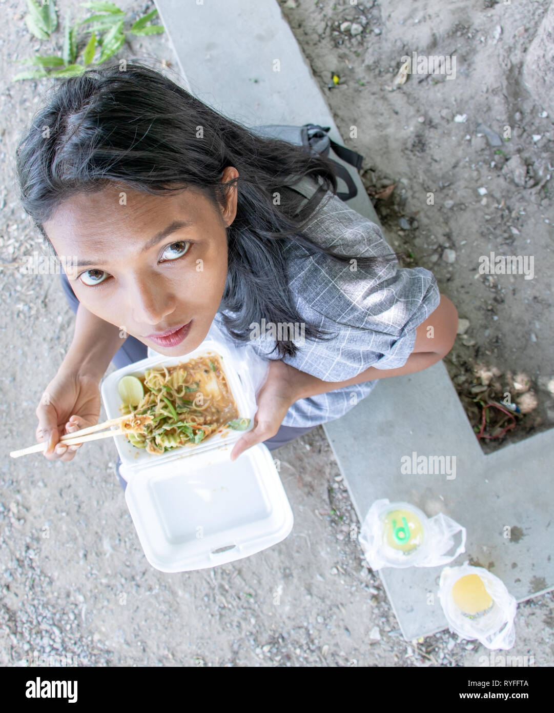 Eine junge Asiatin Essen typische Burmesische Essen auf einer Straße in Mandalay, Myanmar. Touristische essen Nudel von Fast Food Restaurant. Stockfoto