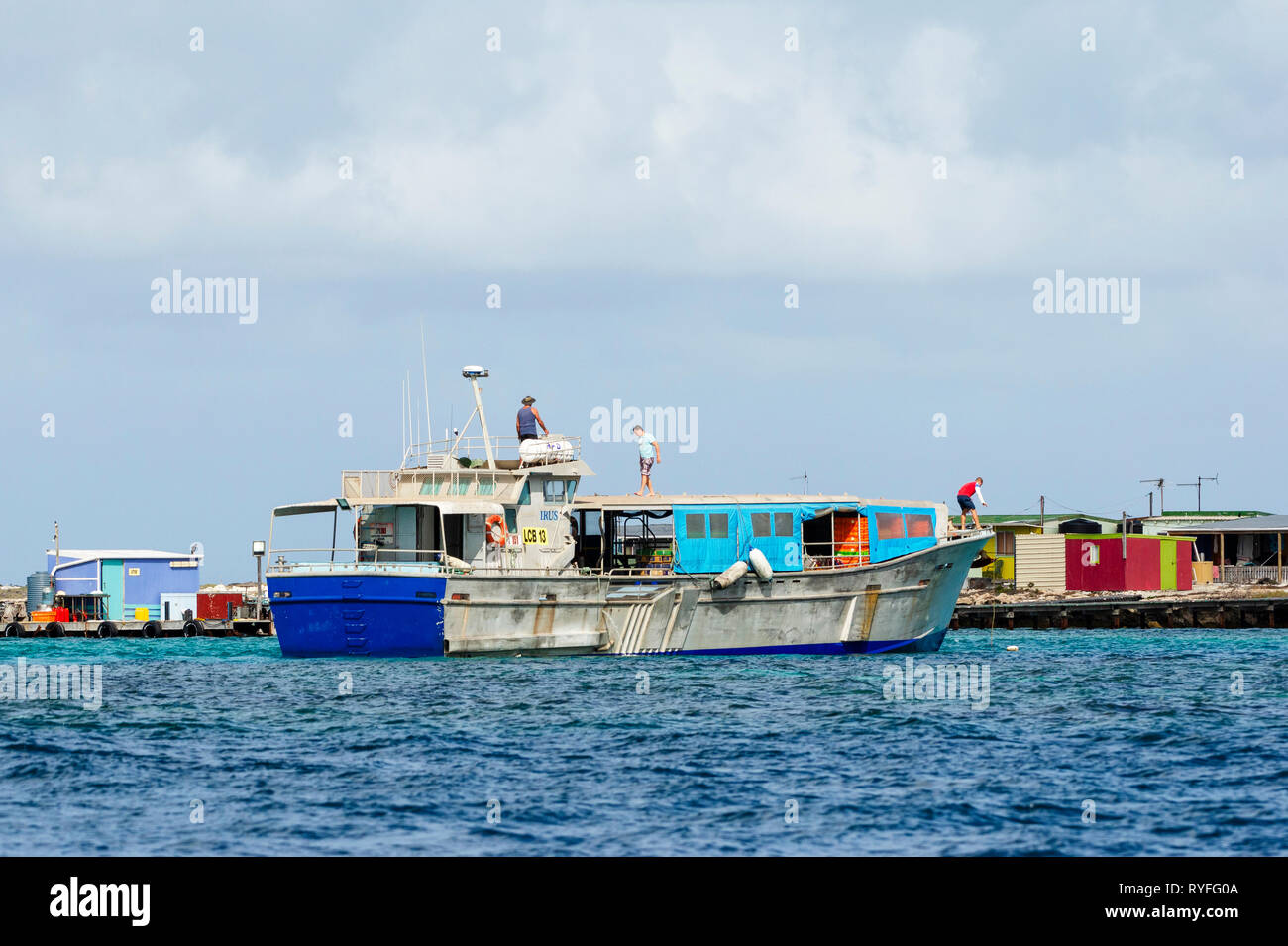 Ein Versorgungsschiff hält an Roma Insel, Ostern, Houtman Abrolhos. Die Houtman Abrolhos Inseln liegen 60 Kilometer vor der Küste von Geraldton in Wes Stockfoto
