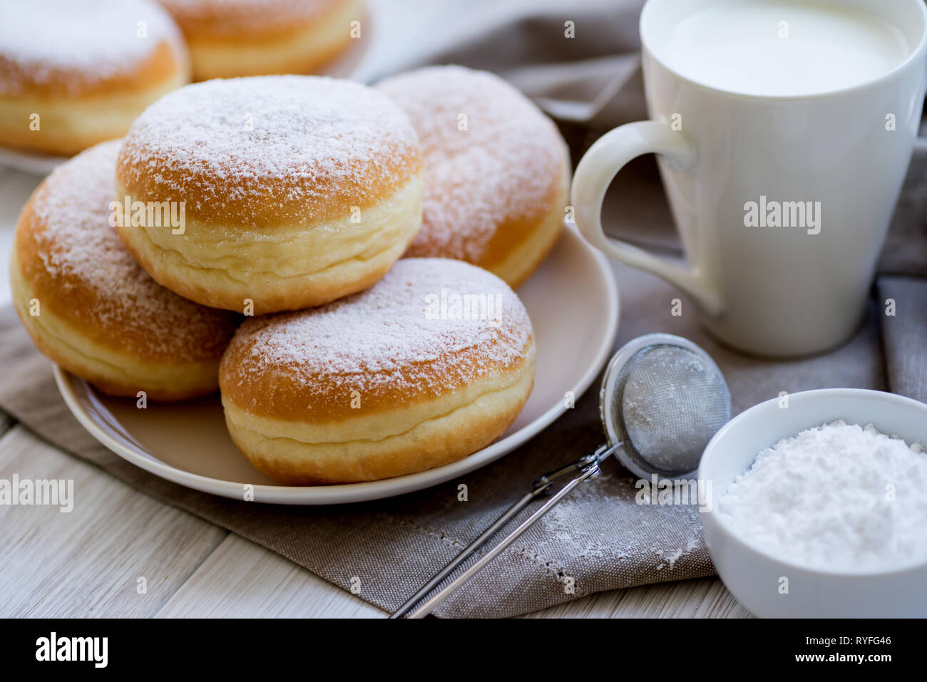 Traditionelle deutsche Polnischen Donut mit Himbeermarmelade mit Puderzucker bestäubt Stockfoto