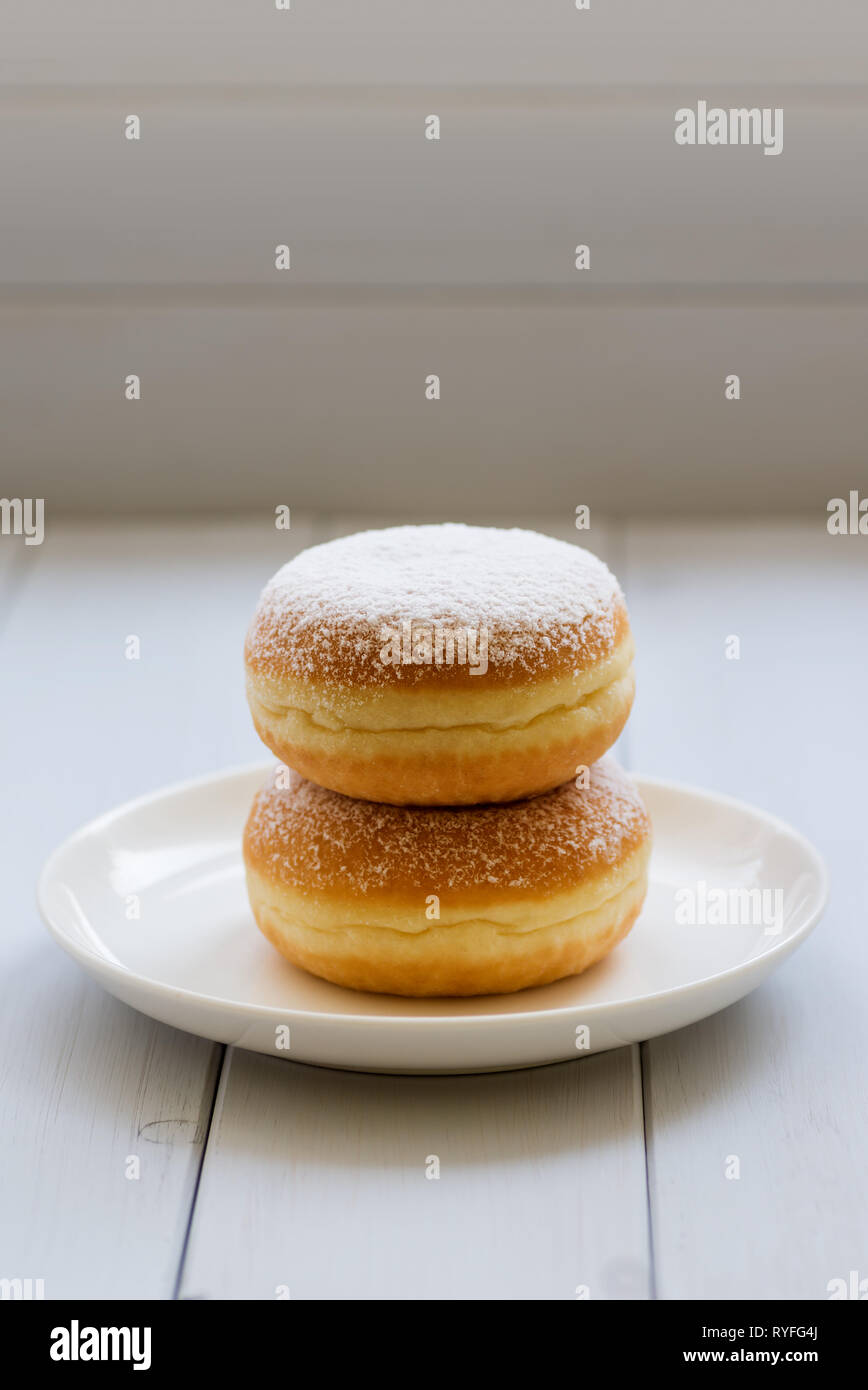 Traditionelle deutsche Polnischen Donut mit Himbeermarmelade mit Puderzucker bestäubt Stockfoto