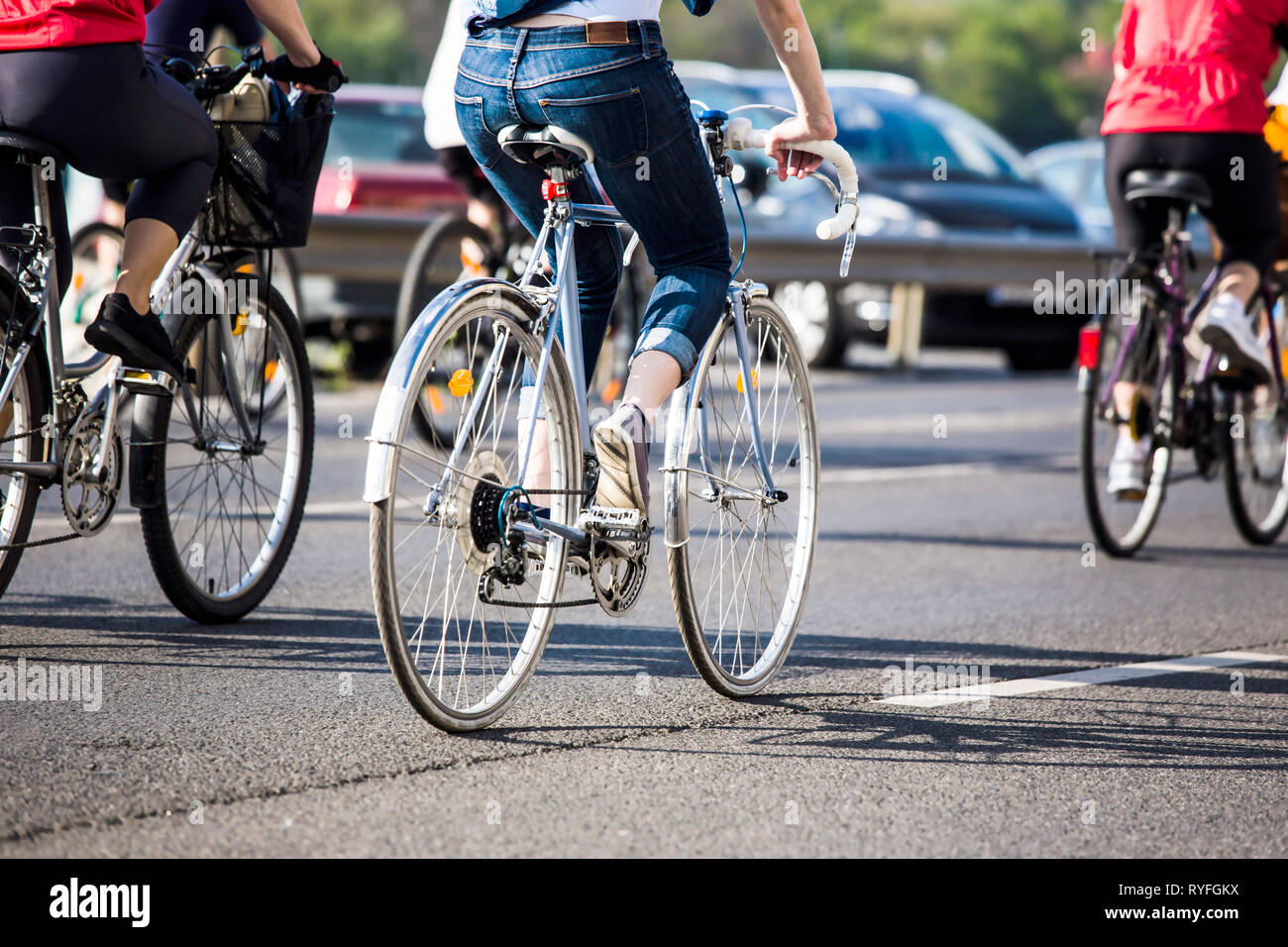 An einem sonnigen Tag fahren die Menschen auf dem Fahrrad Stockfoto