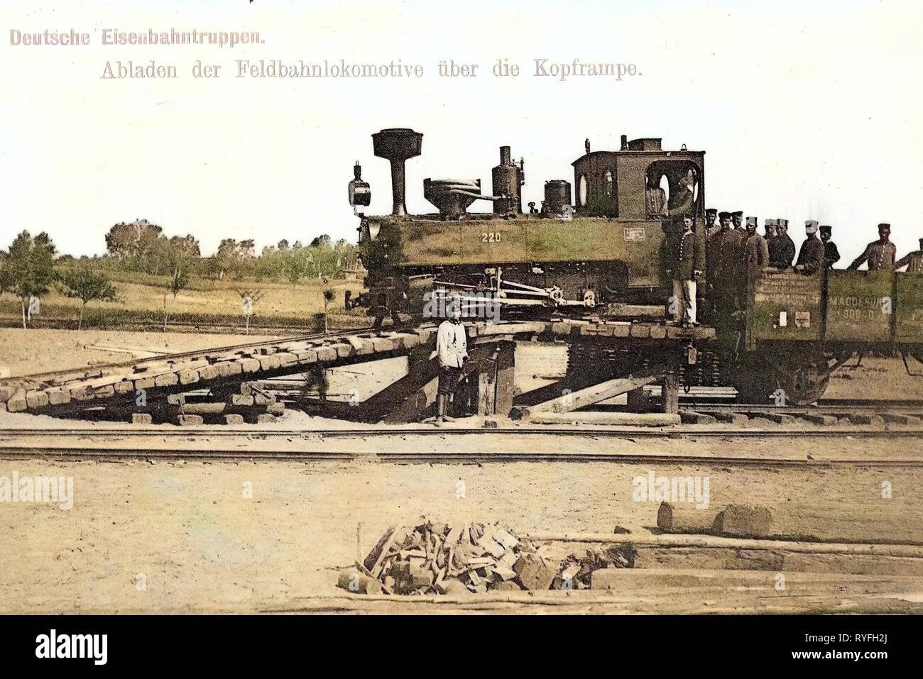 Schienenverkehr in Sachsen, Große Heeresfeldbahnübung 1909, Nummer 220 auf Schienenfahrzeuge, 1910, Landkreis Meißen, offenen Eisenbahnwaggons von Deutschland, Nünchritz, Abladen der Eisenbahntruppen Feldbahnlokomotive Stockfoto